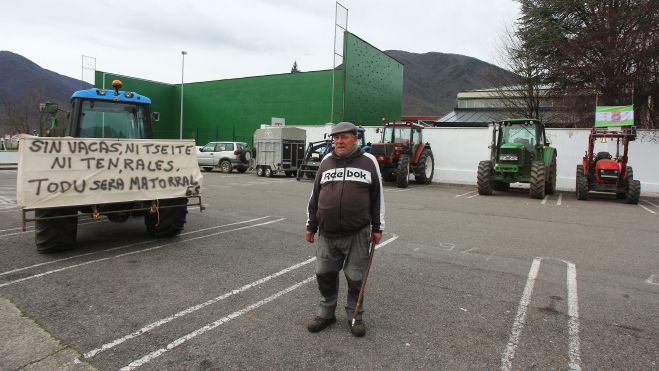 Uno de los participantes en la protesta. | CÉSAR SÁNCHEZ (ICAL) Uno de los participantes en la protesta. | CÉSAR SÁNCHEZ (ICAL)
