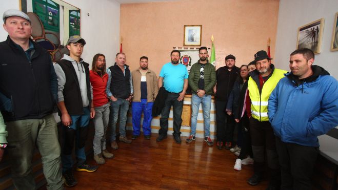 Encierro en el Ayuntamiento de Villablino.| CÉSAR SÁNCHEZ (ICAL) Encierro en el Ayuntamiento de Villablino.| CÉSAR SÁNCHEZ (ICAL)