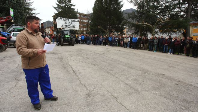 Un instante de la protesta en Villablino durante la lectura del manifiesto.| CÉSAR SÁNCHEZ (ICAL) Un instante de la protesta en Villablino durante la lectura del manifiesto.| CÉSAR SÁNCHEZ (ICAL)