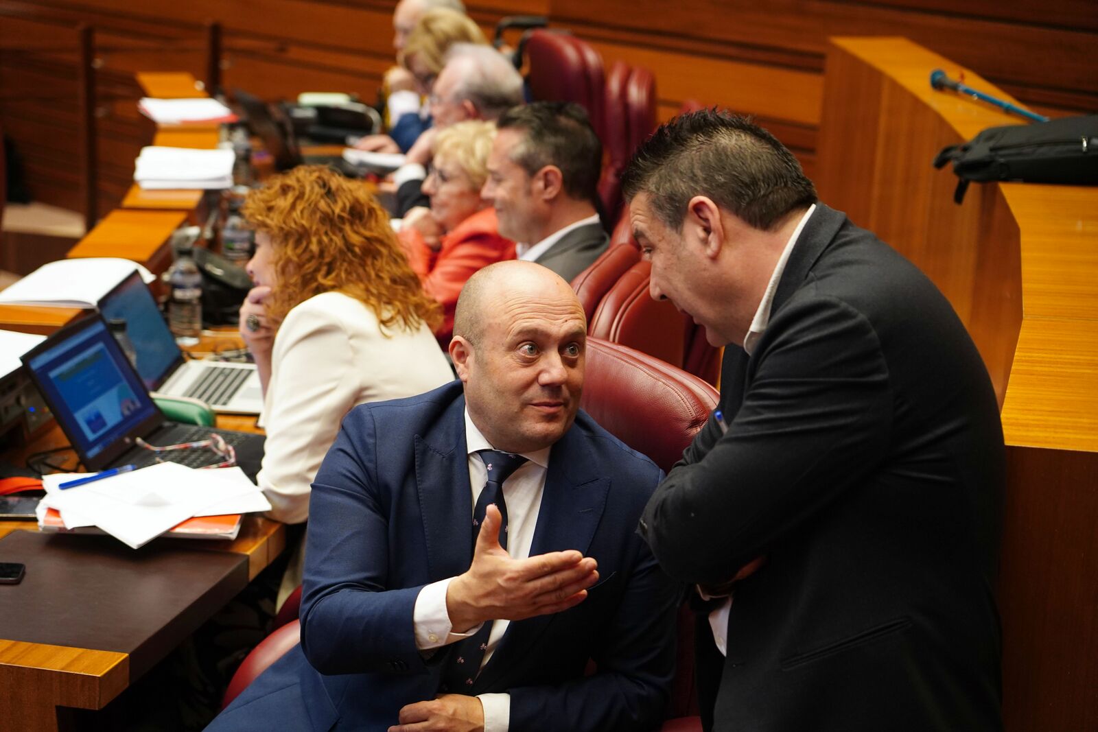 Javier Campos y Luis Mariano Santos conversando durante un pleno de las Cortes. | ICAL