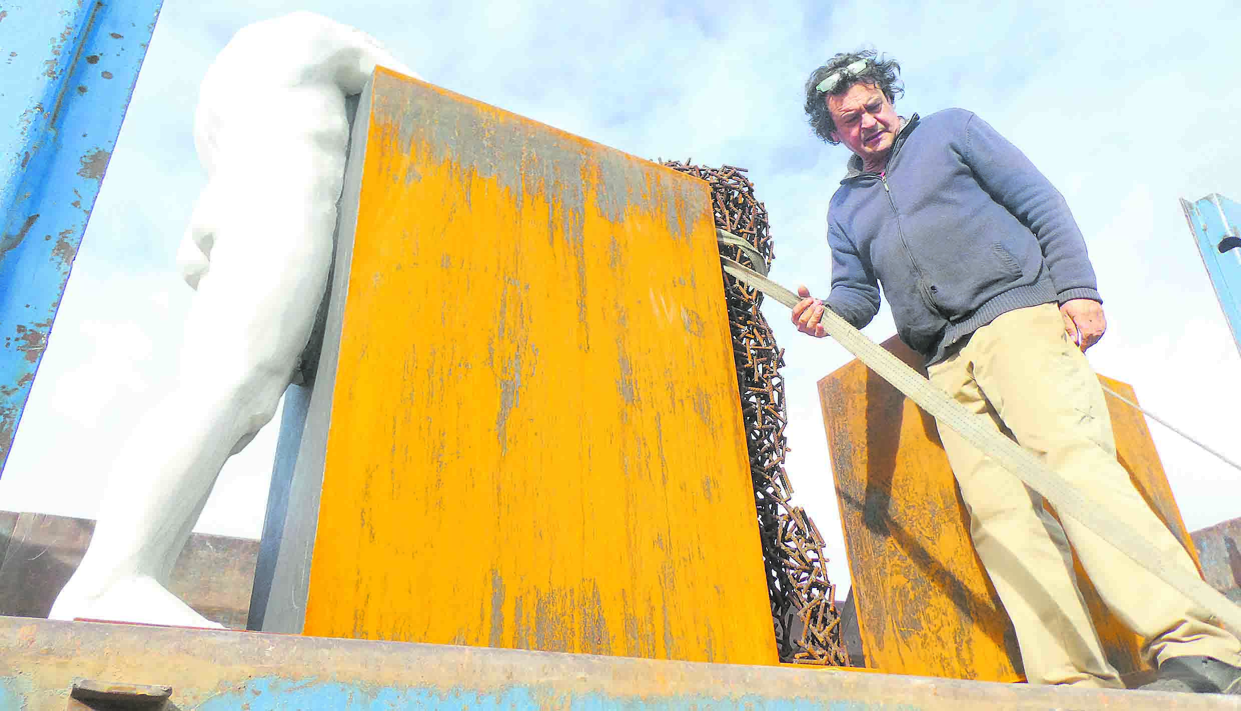 El escultor Amancio González supervisando la descarga de una de sus obras. | G. F. C.