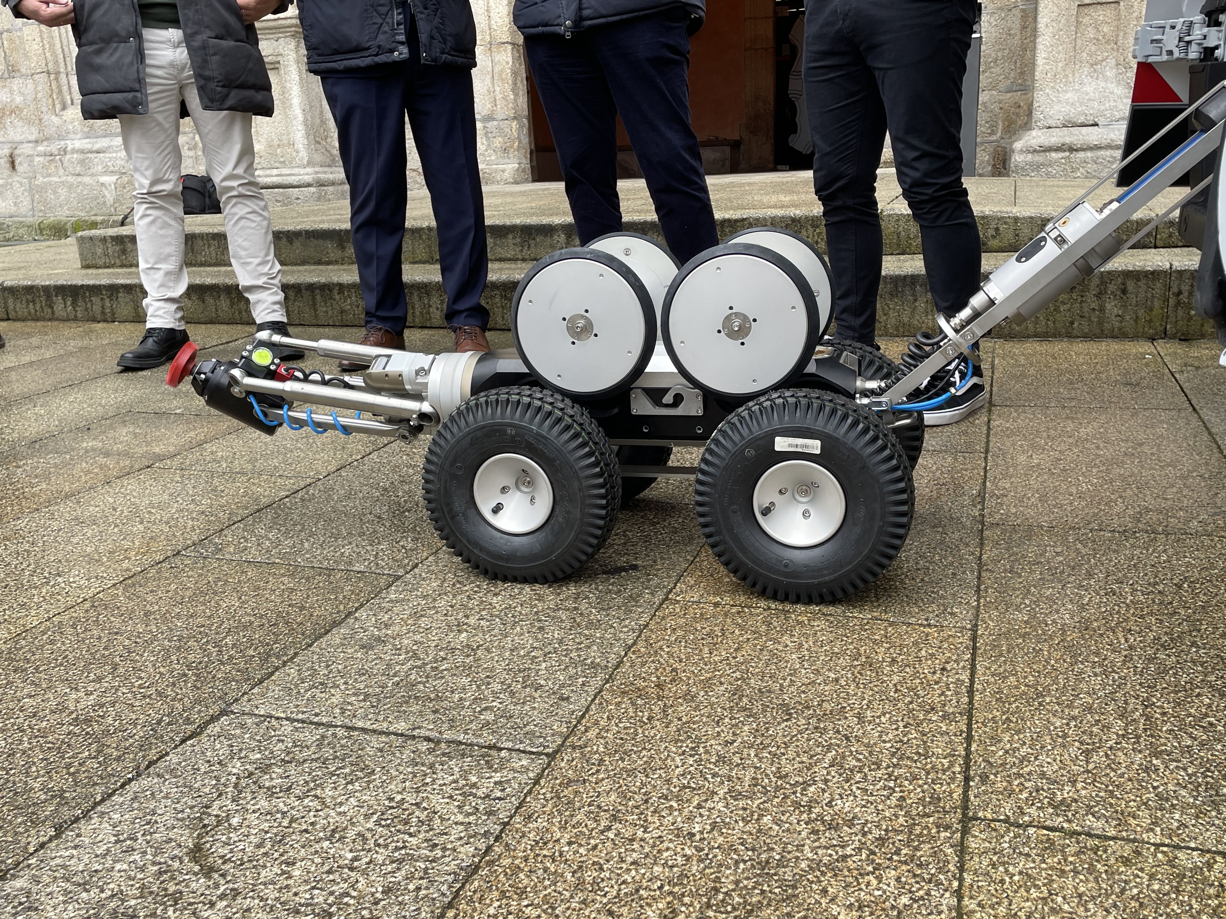 Este robot fresador es el primero que adquiere el Ayuntamiento de Ponferrada. | Javier Fernández