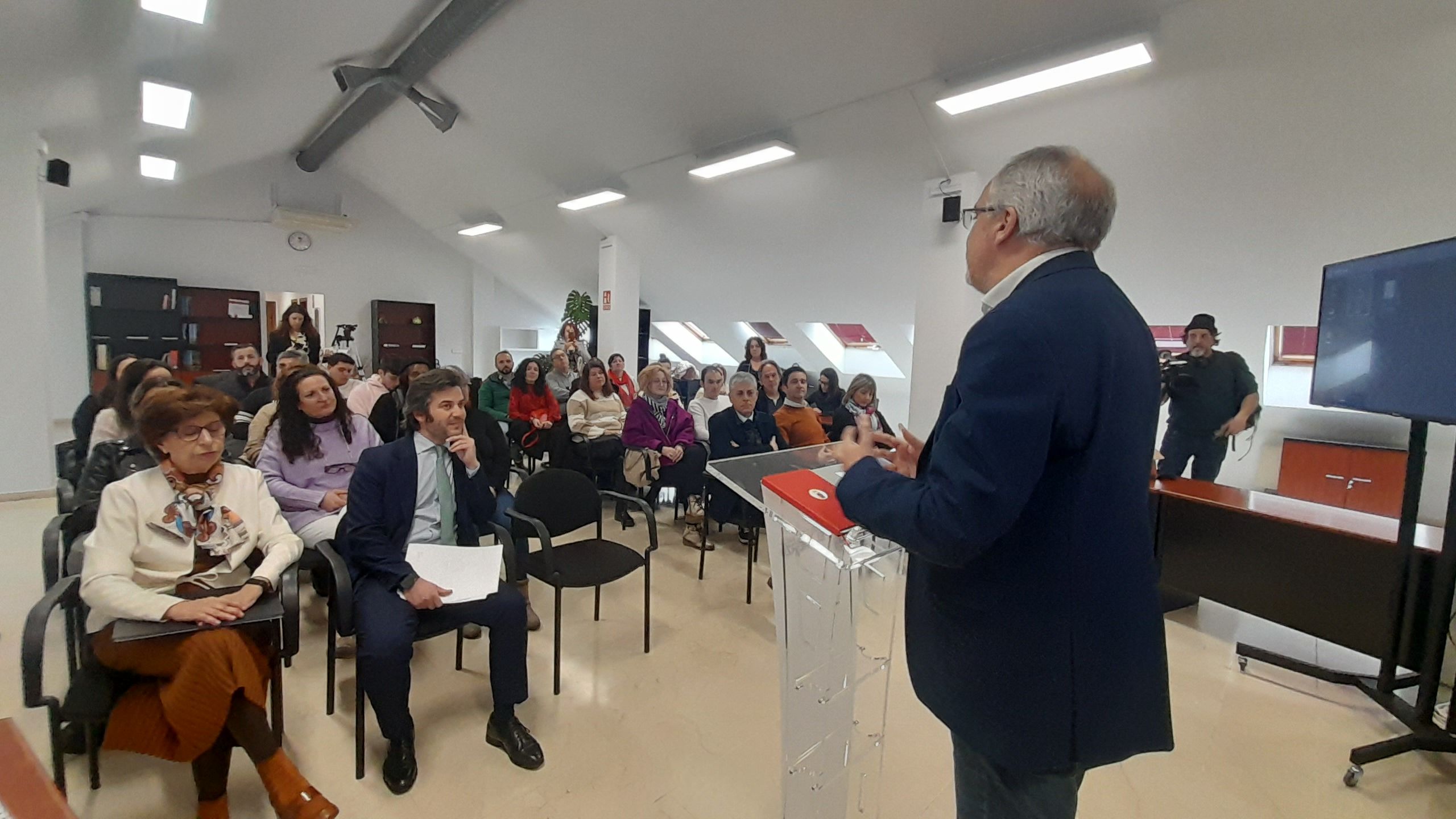 Clausura de unos talleres anteriores con la entrega de los diplomas en el Consejo Comarcal. | MAR IGLESIAS