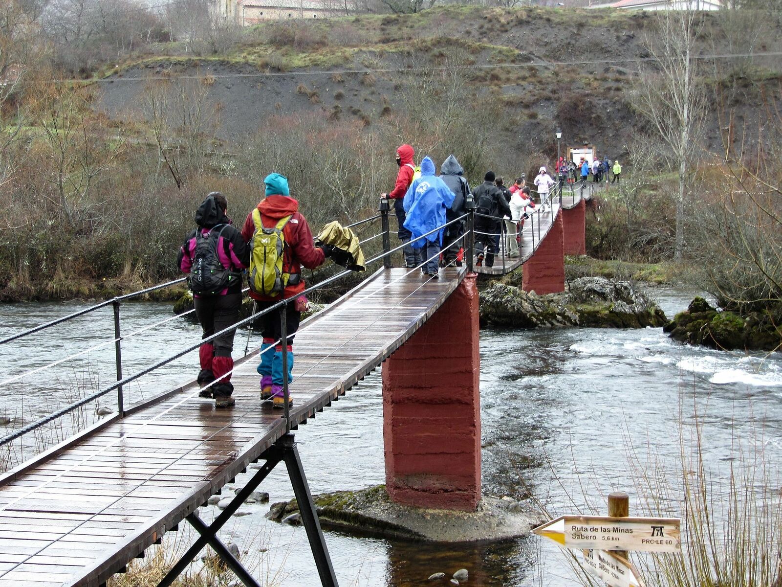 Se puede cruzar el puente, pero hay que desandarlo para volver al sendero. | MARCE FERNÁNDEZ