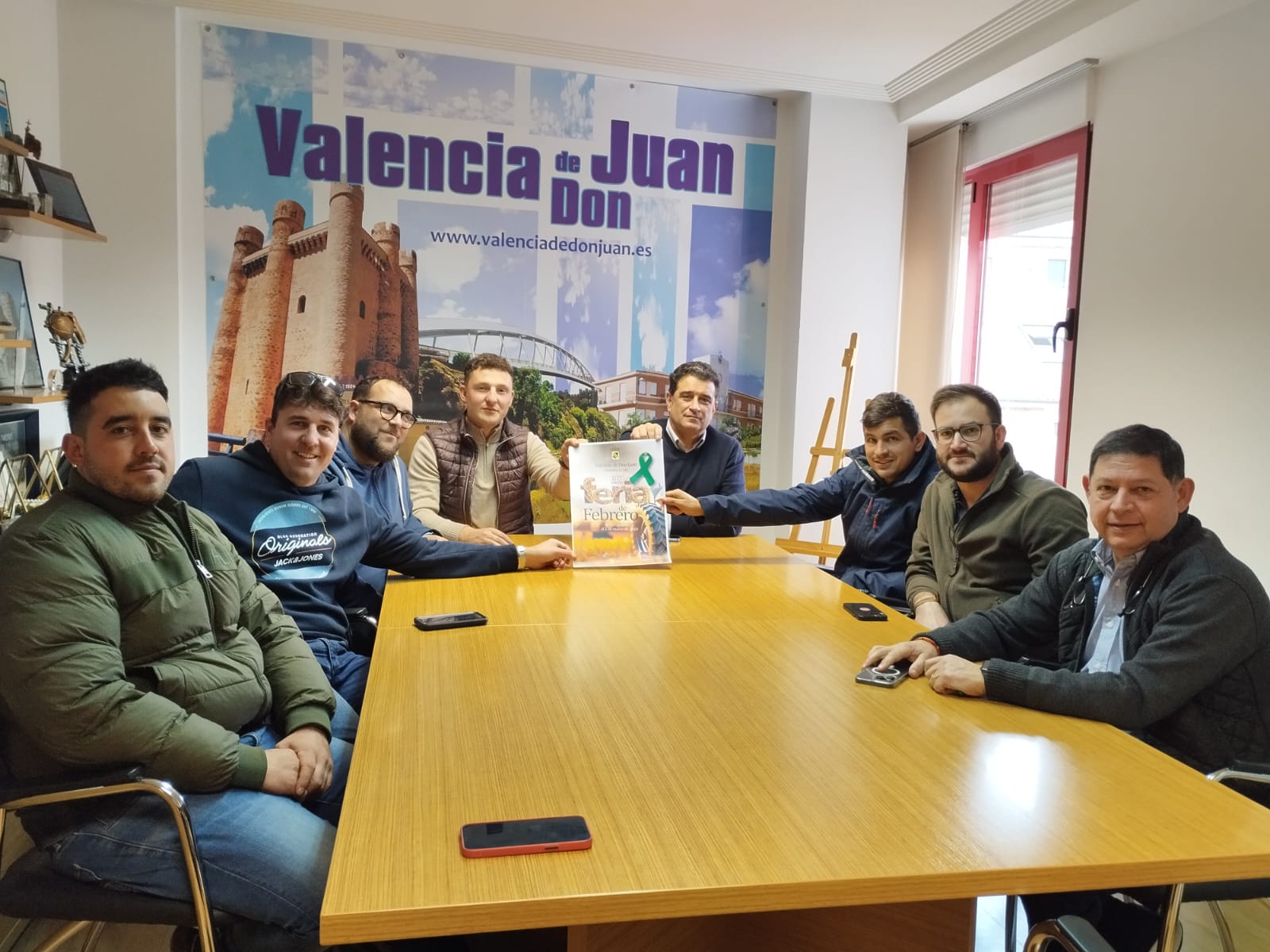 Miembros del Ayuntamiento presentando el nuevo cartel de la Feria junto a los agricultores. | L.N.C.