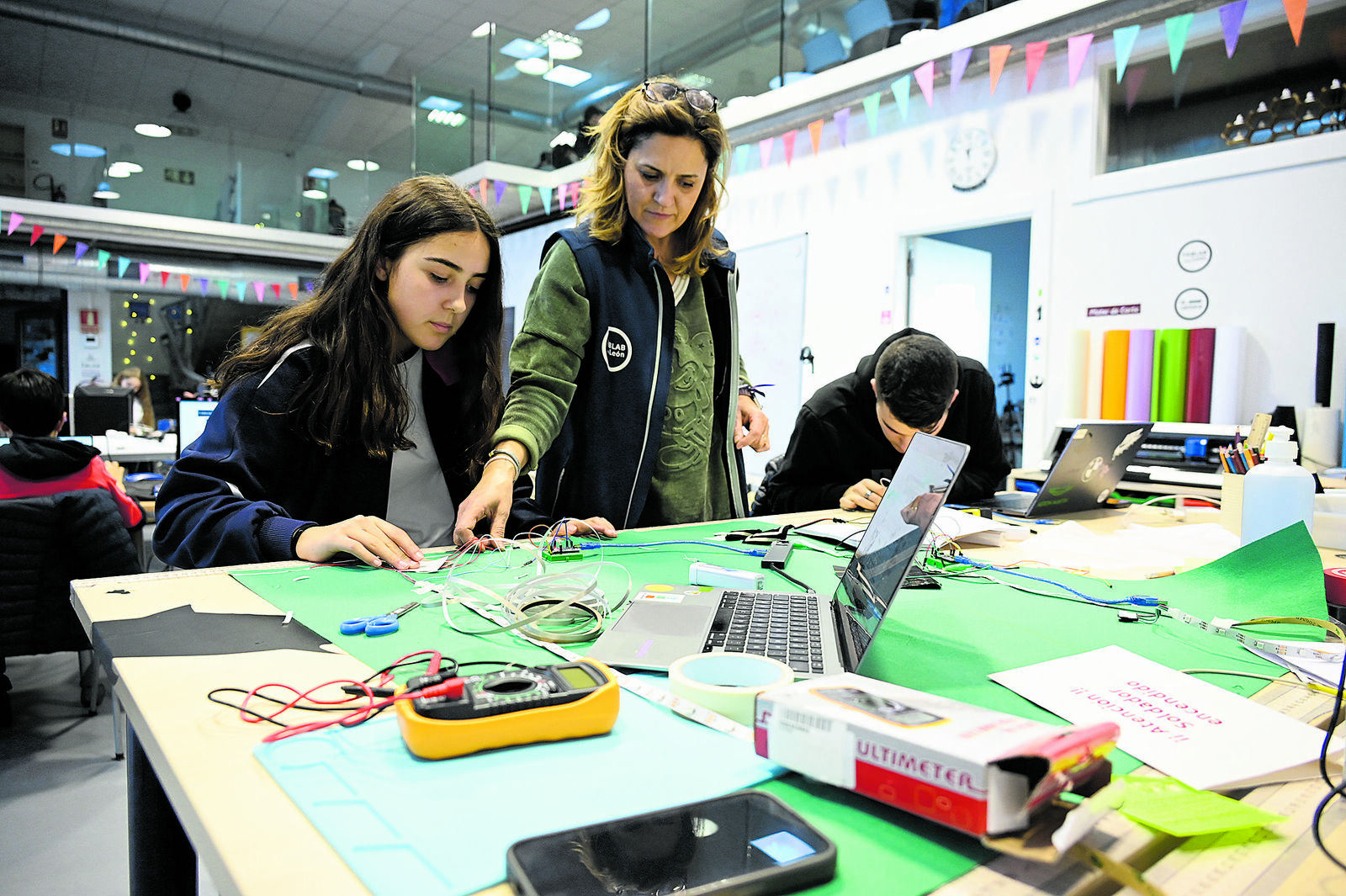 Los mayores de 12 años, pasan a formar parte de los Jóvenes Makers. | SAÚL ARÉN