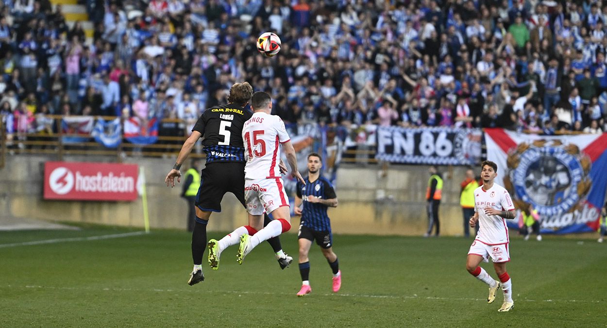 Longo salta con Fornos en el derbi leonés | SAÚL ARÉN