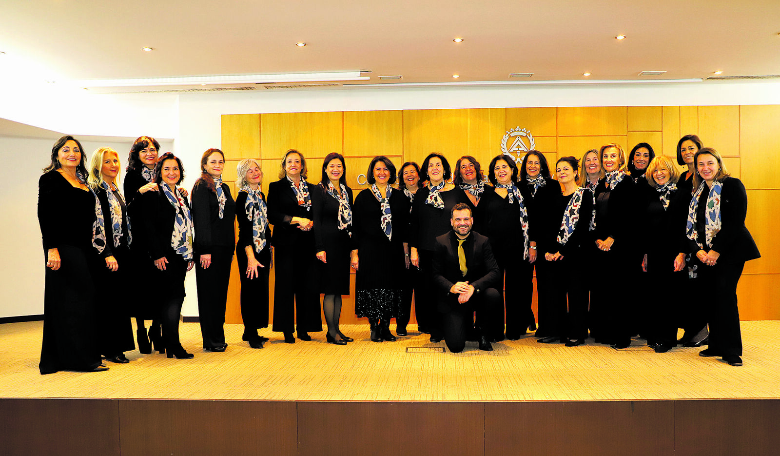 El Coro de Aparejadores de Sevilla bajo la dirección de Rafael Vega. | L.N.C.