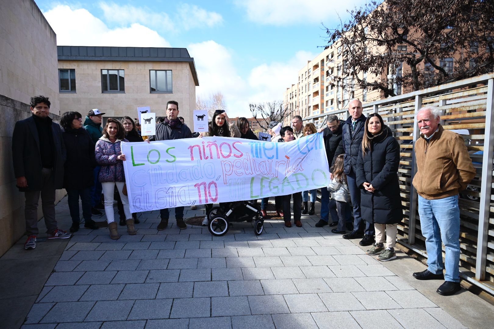 Concentración del PSOE de León frente a la Gerencia de Atención Primaria. | SAÚL ARÉN