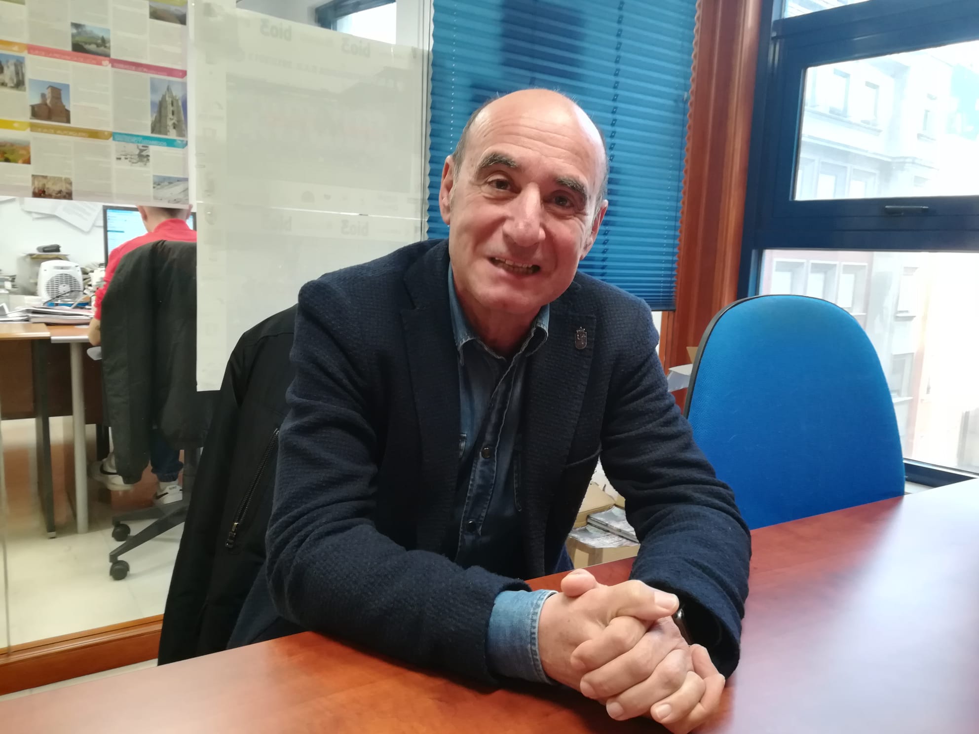 Vicente Mirón, presidente de AMUMI y alcalde de Toreno, en la redacción de LNC Bierzo. | MAR IGLESIAS