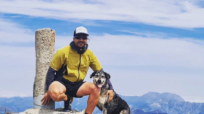 El militar y guía de media montaña, Rubén López, en la Peña de la Cuz de Mampodre, localizada en Maraña. | CEDIDA