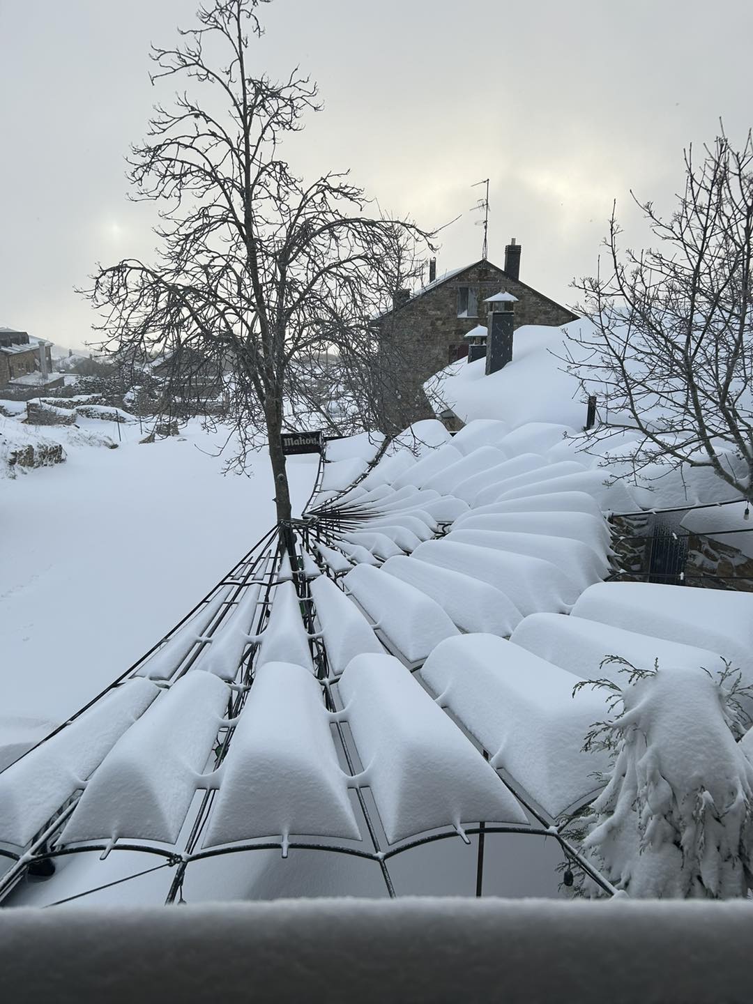 Copiosa nevada en Foncebadón, que deja bonitas estampas como esta. | GRUPO FACEBOOK FONCEBADÓN