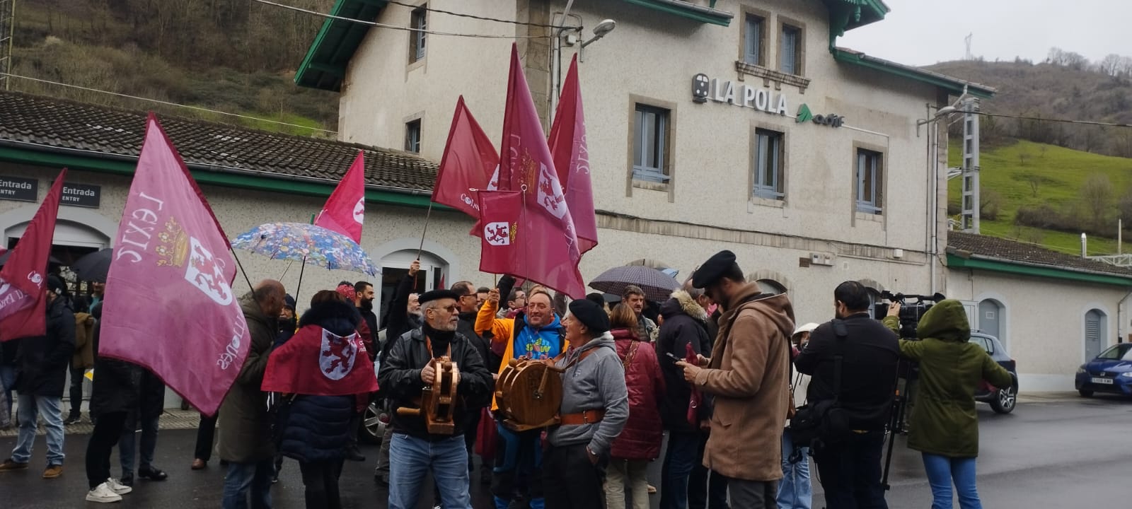 La concentración política y social por el mantenimiento de la rampa de Pajares tuvo lugar frente a la estación de trenes de Pola de Lena. | L.N.C.