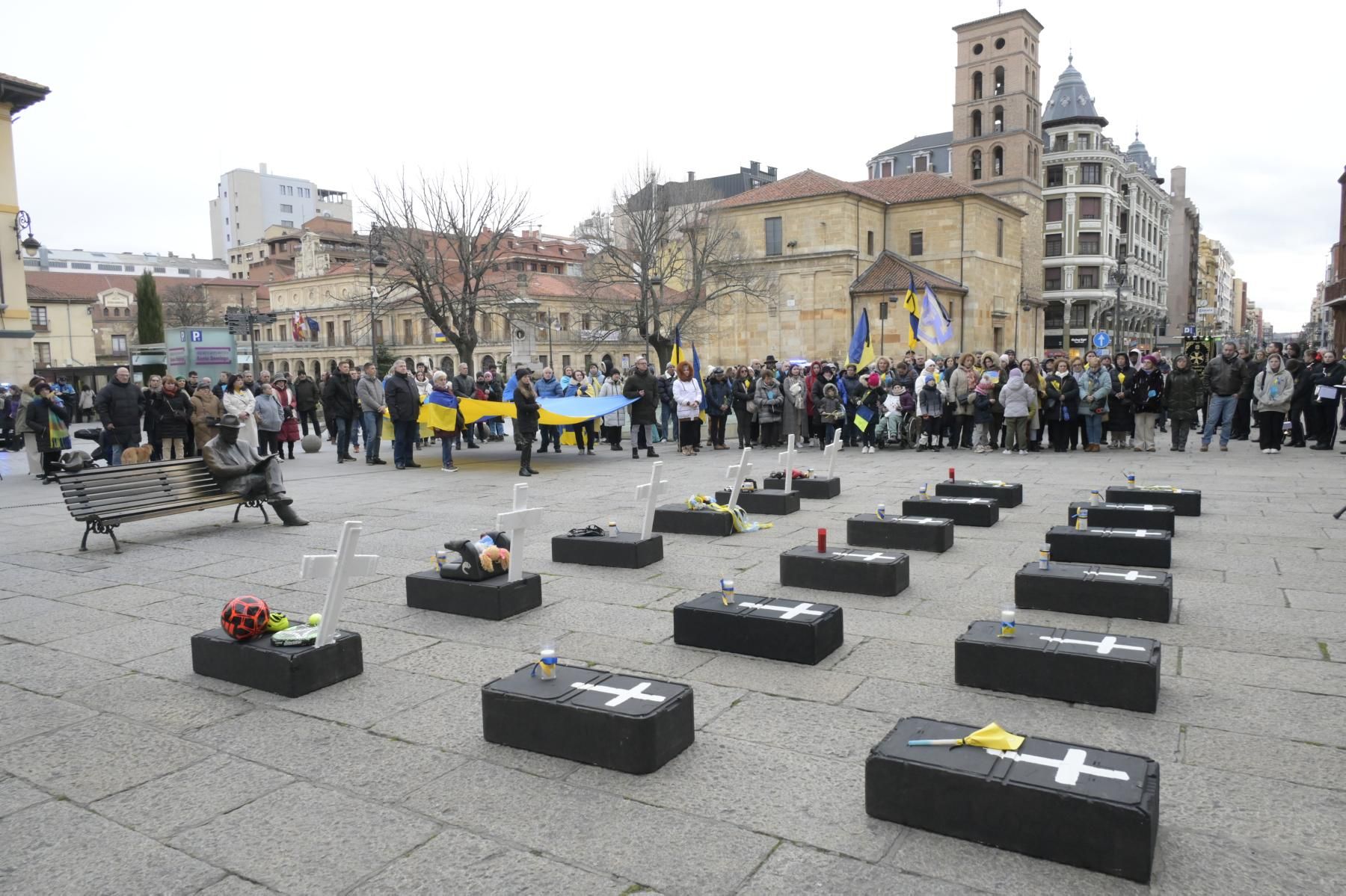 Ataúdes negros en la concentración en Botines del pueblo ucraniano refugiado en León. | MAURICIO PEÑA