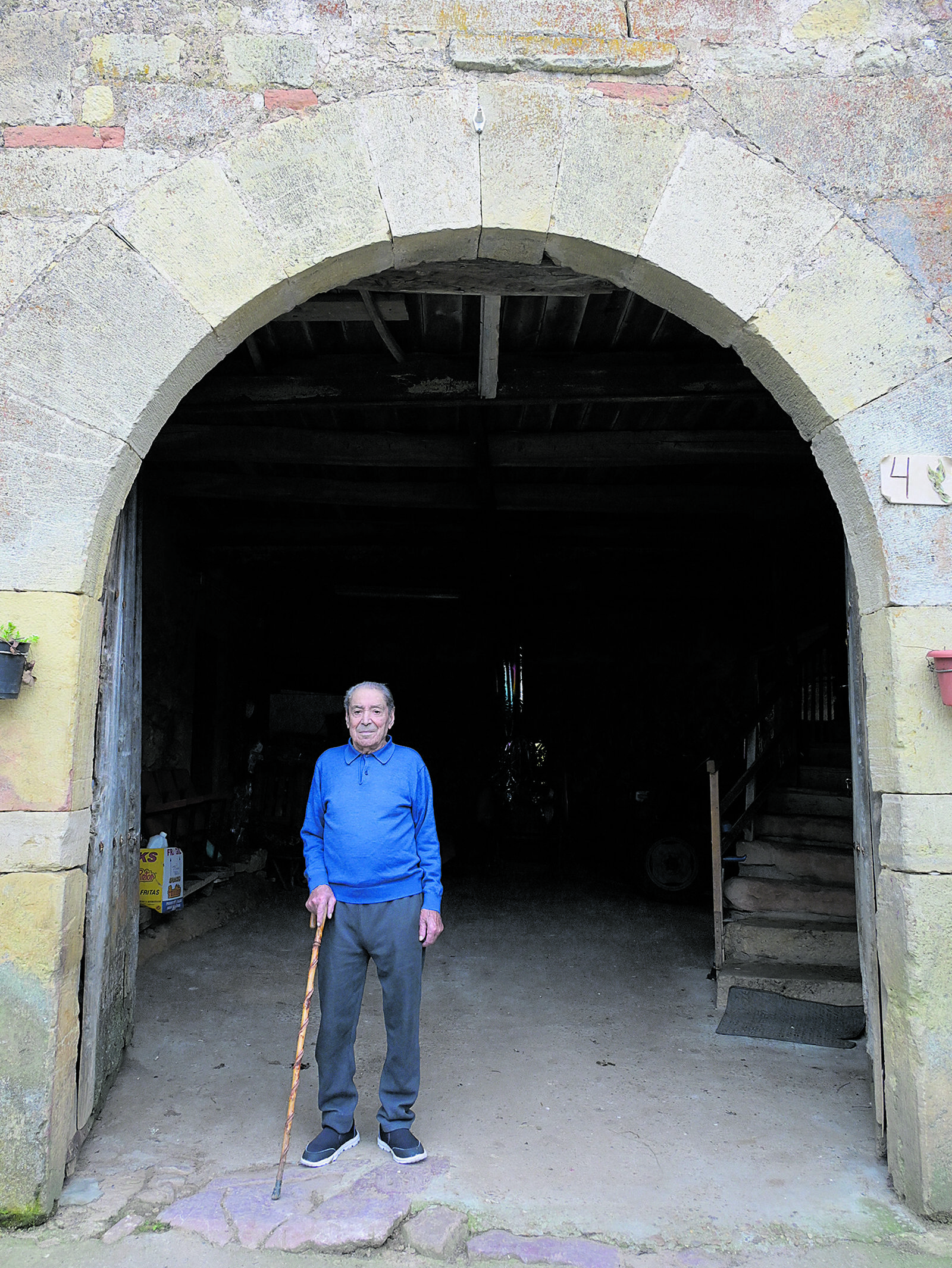 Felipe Germán Morán posa orgulloso en el arco de la casa familiar, "tiene más de 500 años". | REPORTAJE GRÁFICO: MAURICIO PEÑA 