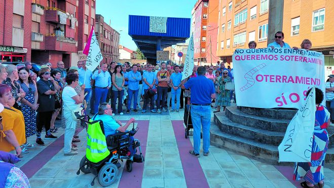 Las protestas para exigir el soterramiento no han surtido efecto por el momento. | LNC