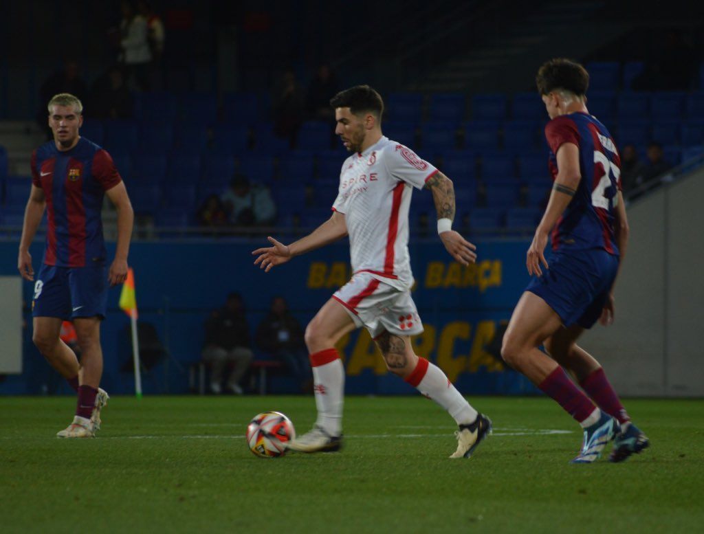 Solar da un pase entre la defensa del Barcelona B. | CYD