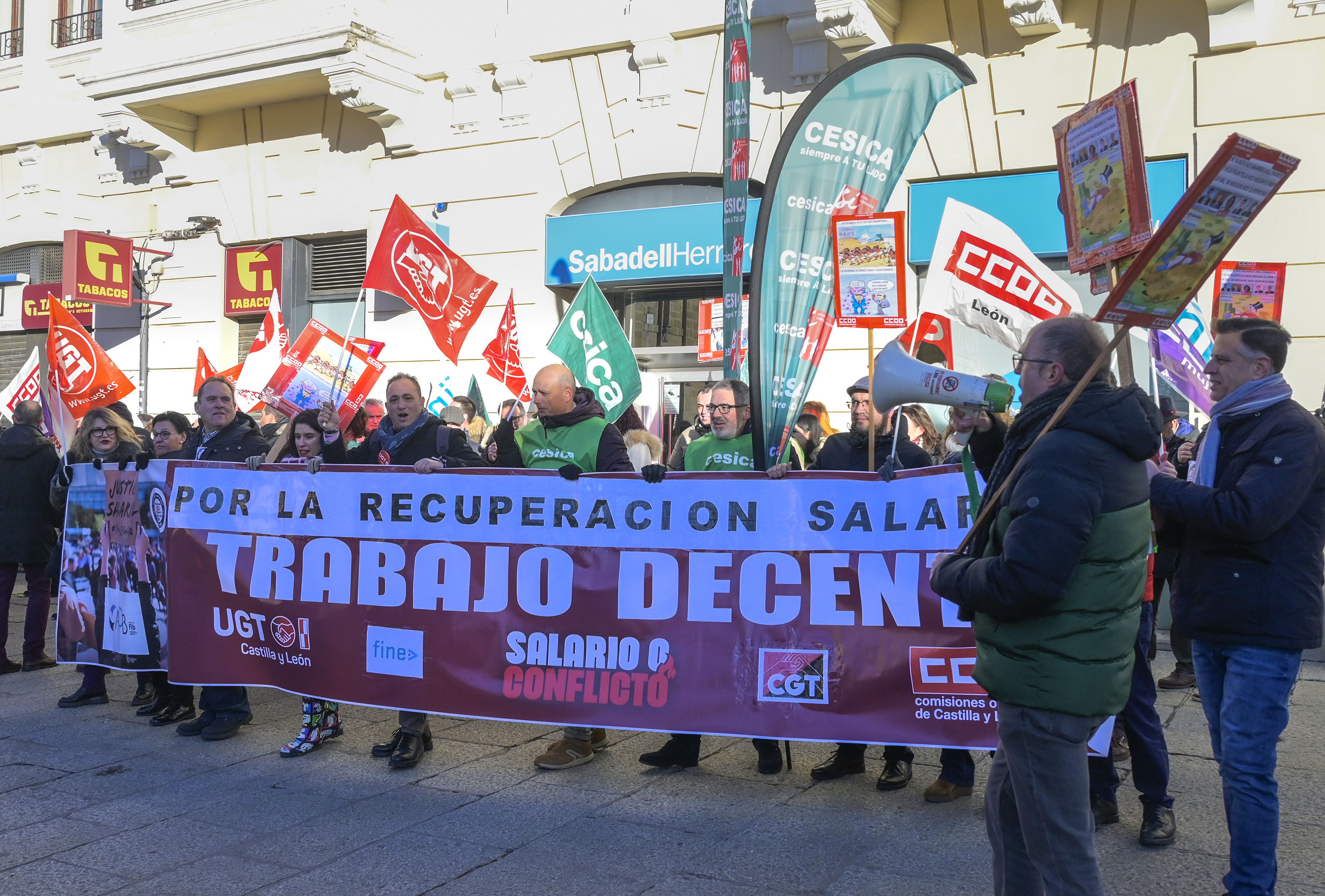 Los trabajadores han protestado frente a distintas sucursales bancarias. | MAURICIO PEÑA