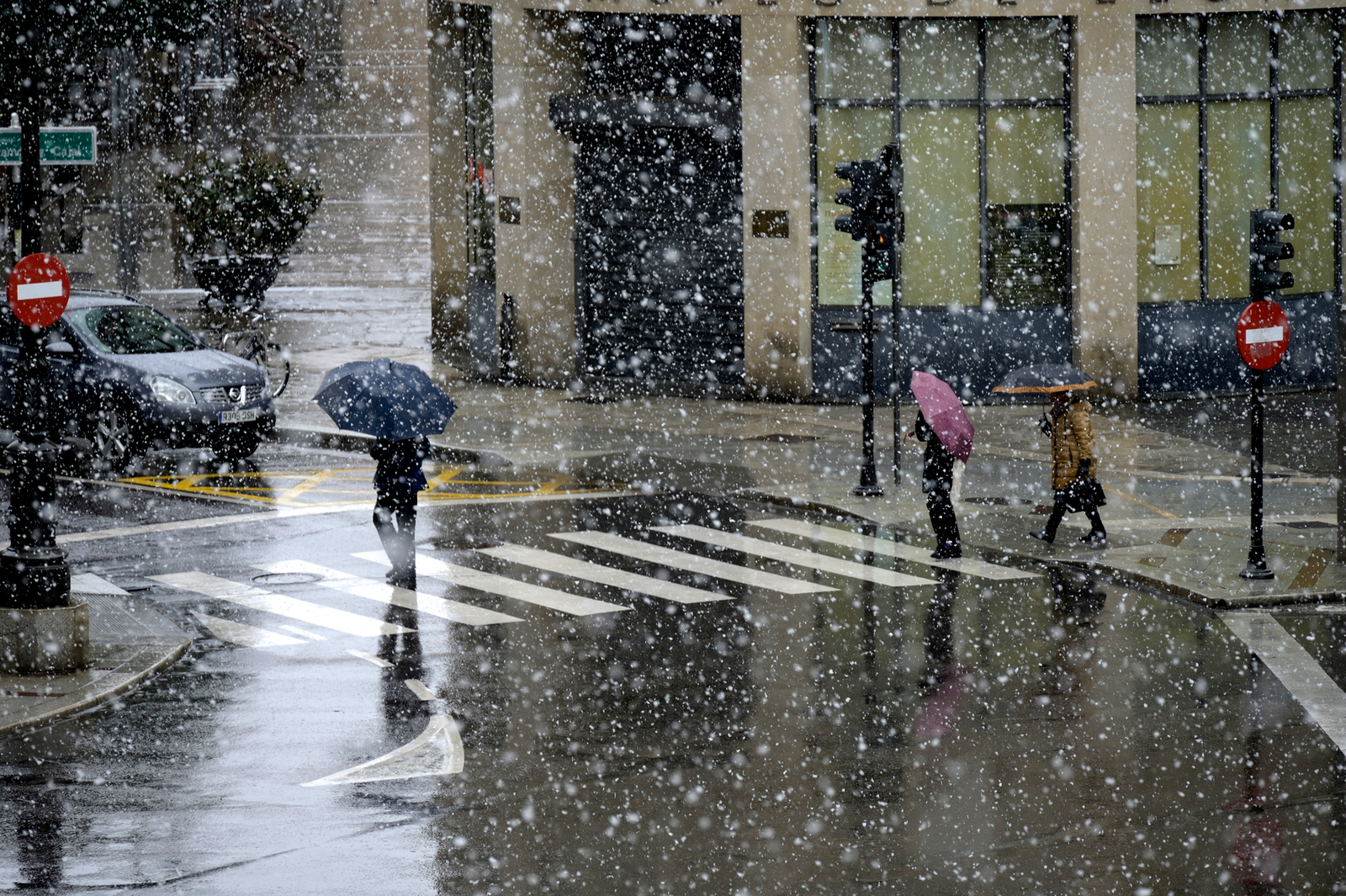 La nieve se ha intensificado a lo largo de la mañana de este lunes. | MAURICIO PEÑA