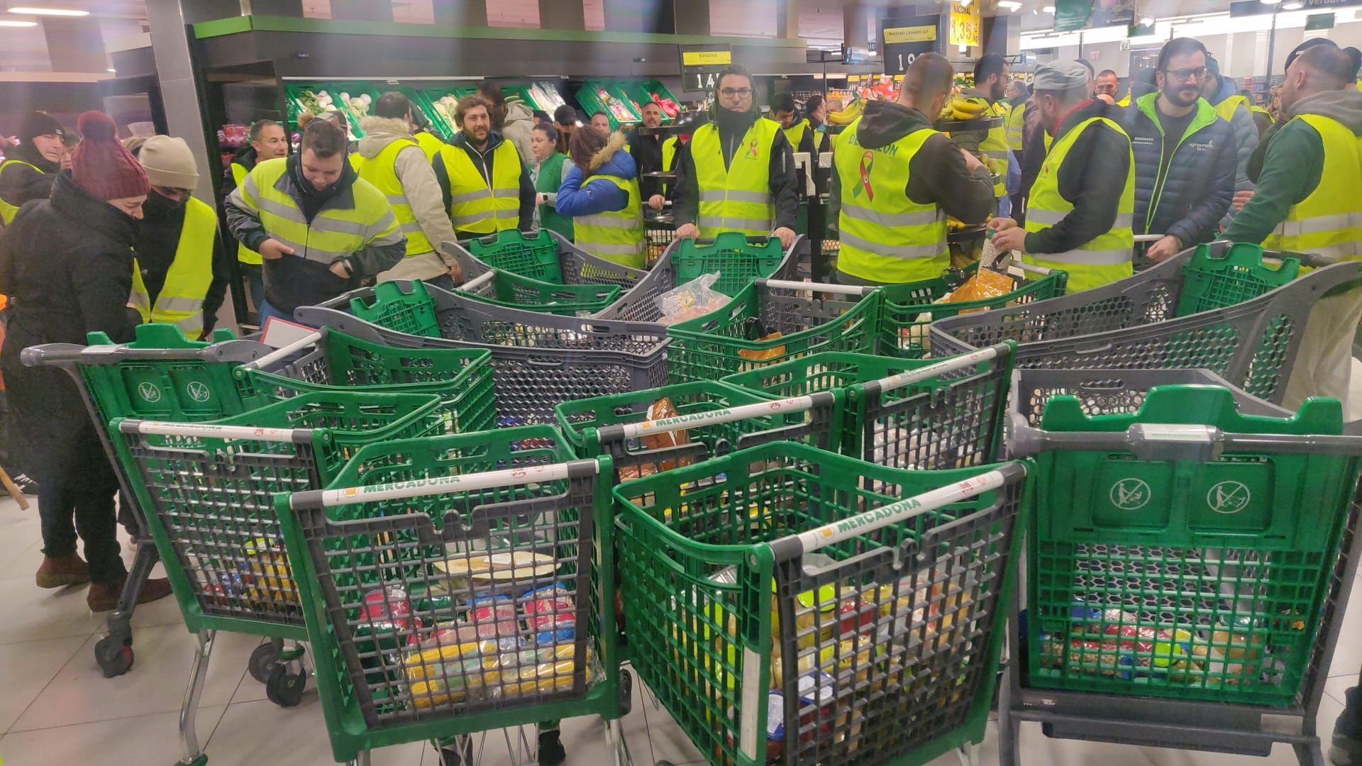 Manifestantes comprando los productos en el supermercado. | L.N.C.