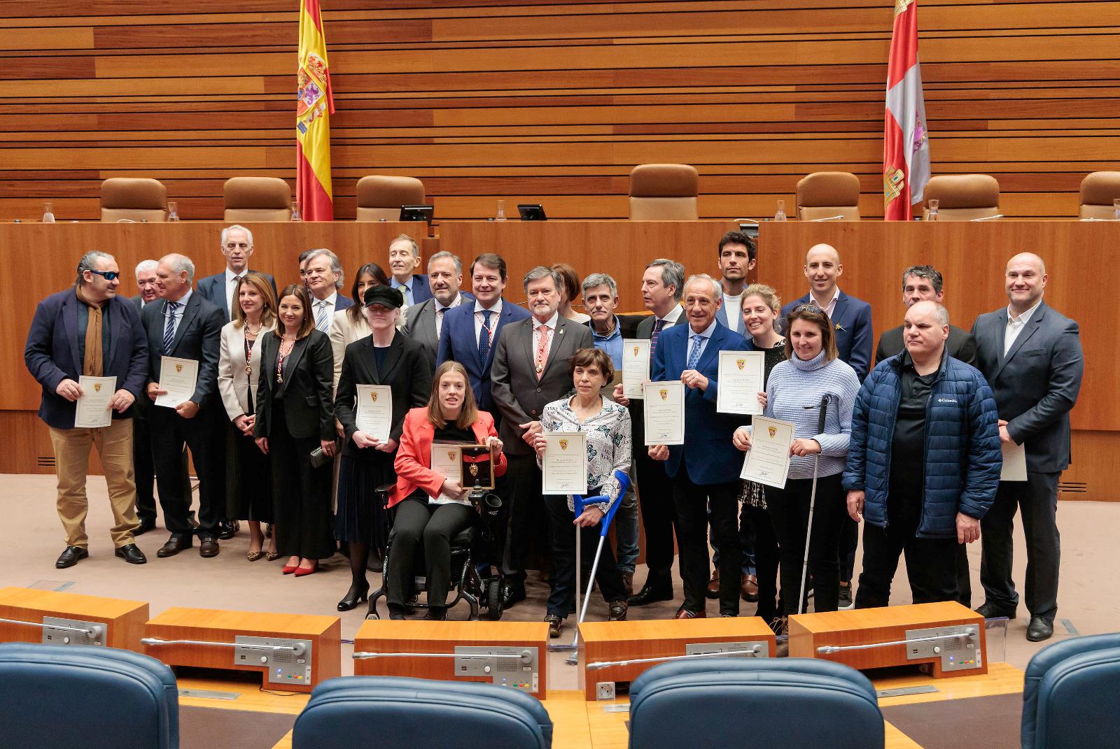 Foto de familia con los medallistas olímpicos y paralímpicos de la Comunidad que recibieron su medalla. | FRANCISCO HERAS