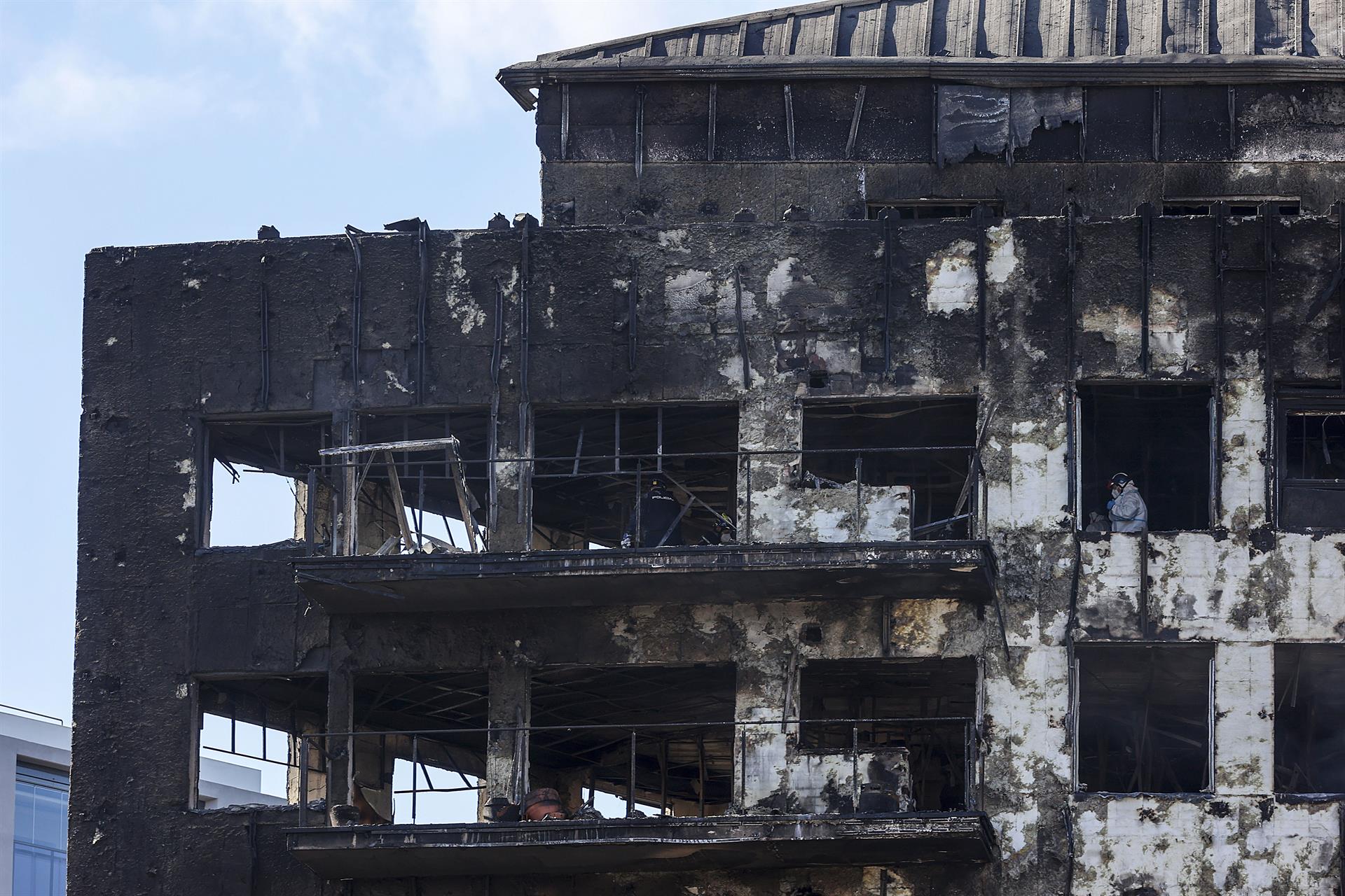 Estado en el que quedó el edificio del barrio del barrio de Campanar en Valencia. | ROBER SOLSONA (EUROPA PRESS)