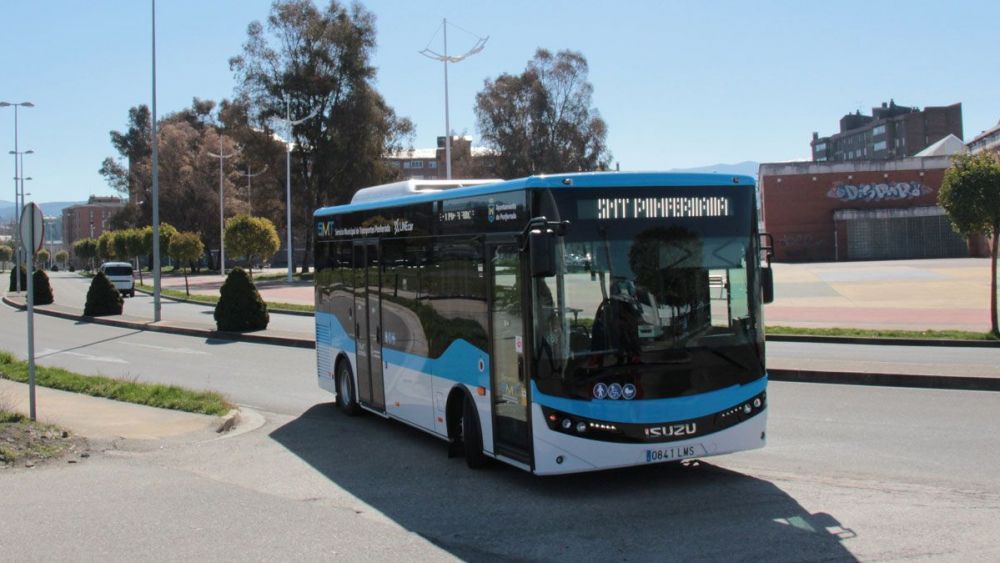 Uno de los autobuses urbanos circulando por las calles de Ponferrada.
