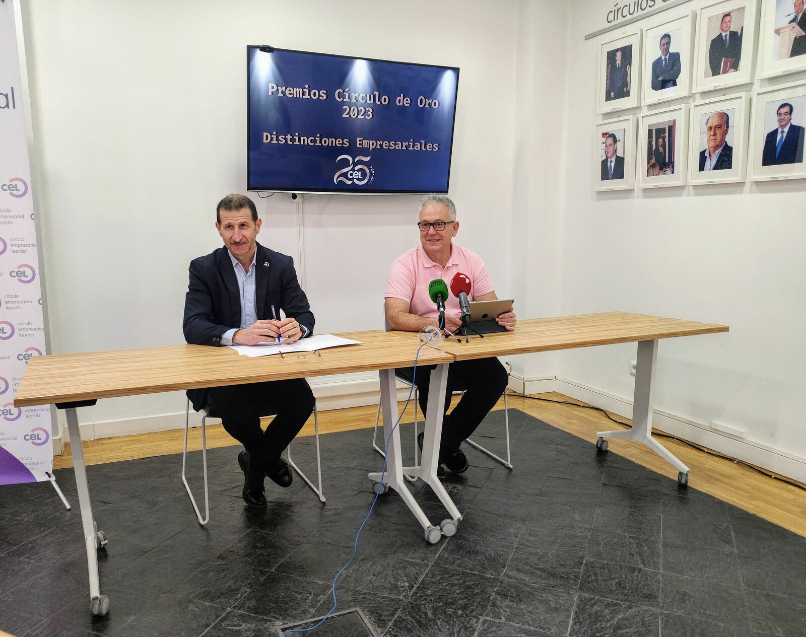 Ángel González y Nicesio Álvarez durante el anuncio de los ganadores. | L.N.C.