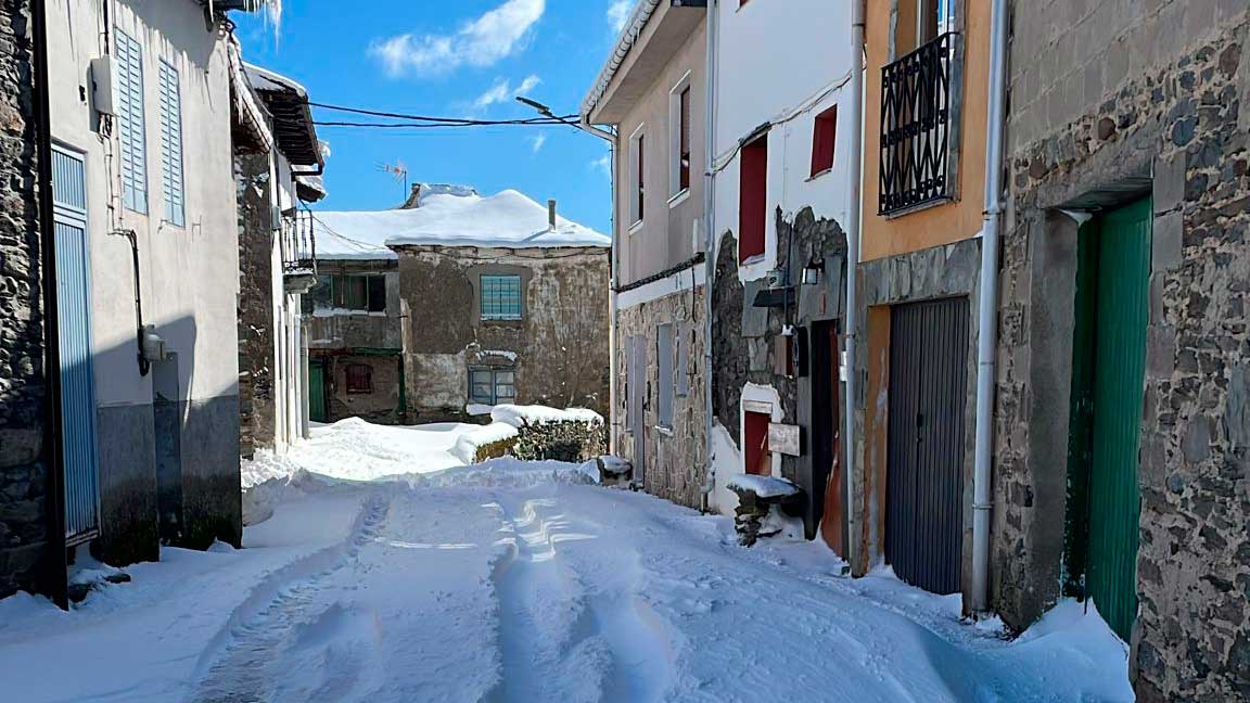 Sin teléfono e internet en el municipio de Murias de Paredes por las nevadas. | E. NIÑO