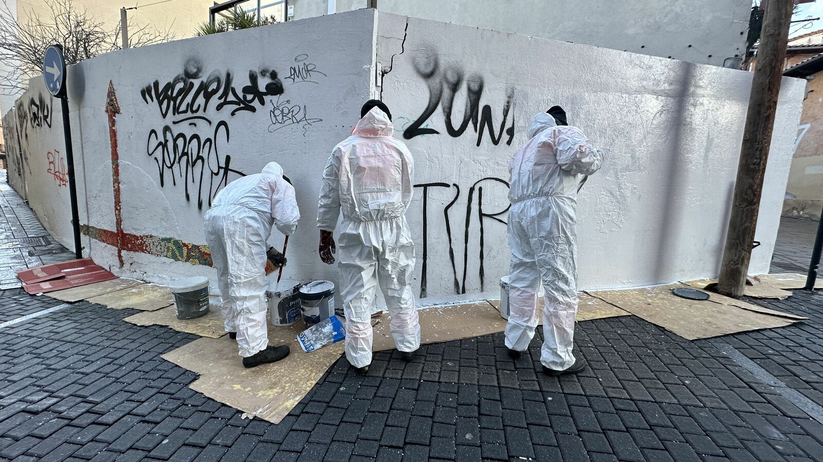 Limpieza de grafitis en la calle de la Cofradía de de Nuestra Señora de las Angustias y Soledad, en el Barrio Húmedo. | L.N.C.