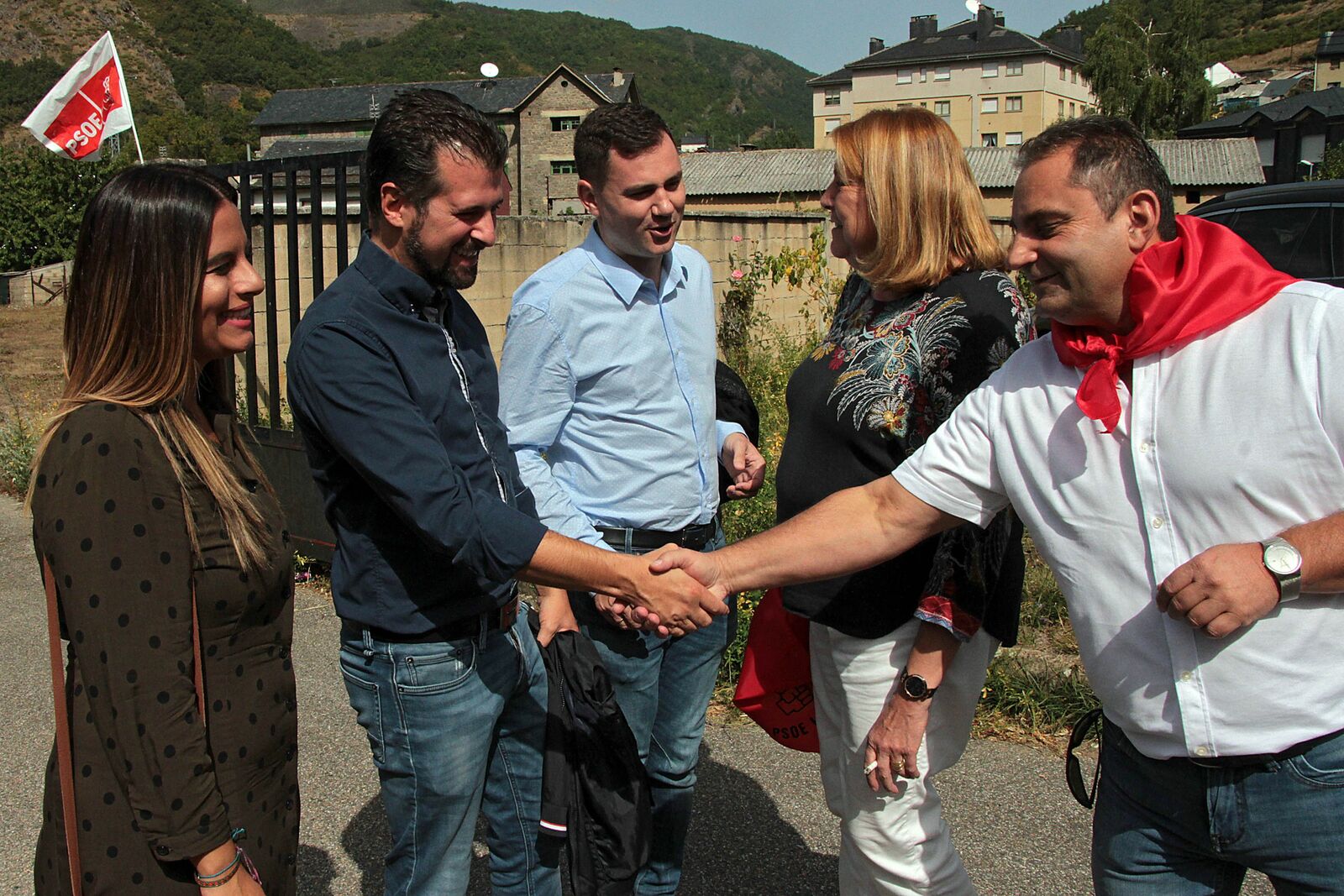 Nuria Rubio, Luis Tudanca y Javier Alfonso Cendón, a su llegada a un acto en Villablino. | PEIO GARCÍA (ICAL)