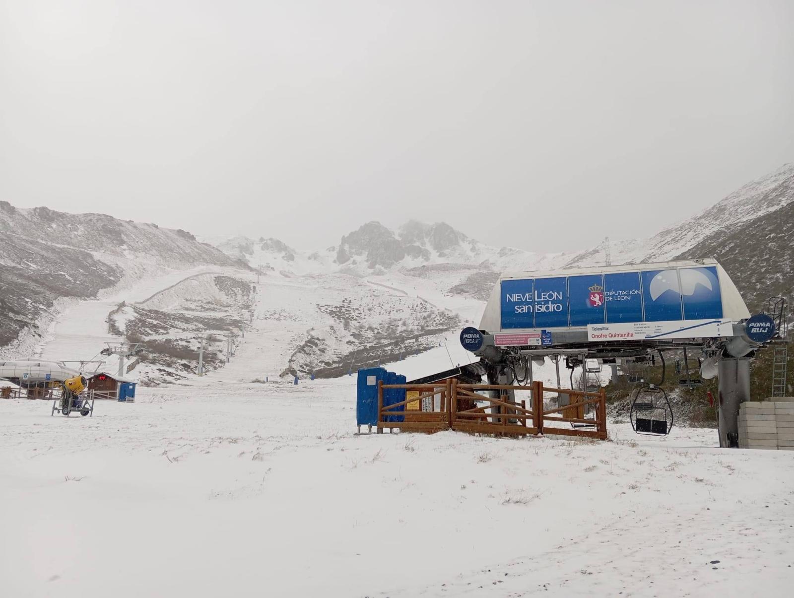 Estación de esquí de San Isidro este martes tras la nieve caída estos días. | L.N.C.