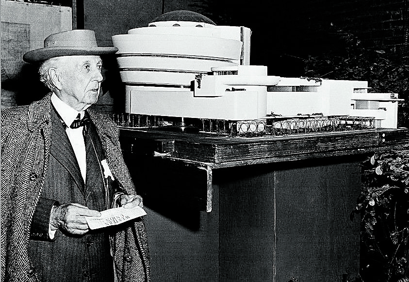 Frank Lloyd Wright (ante la maqueta del Museo Guggenheim de Nueva York).