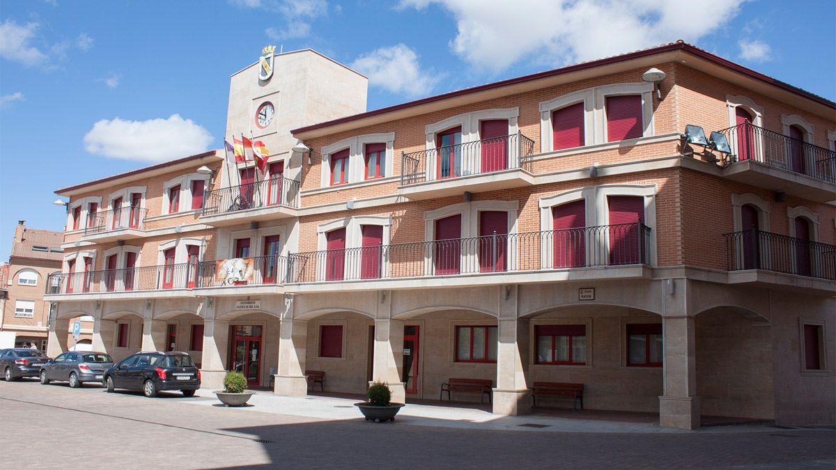 El edificio del Ayuntamiento de Valencia de Don Juan en una imagen de archivo. | L.N.C.