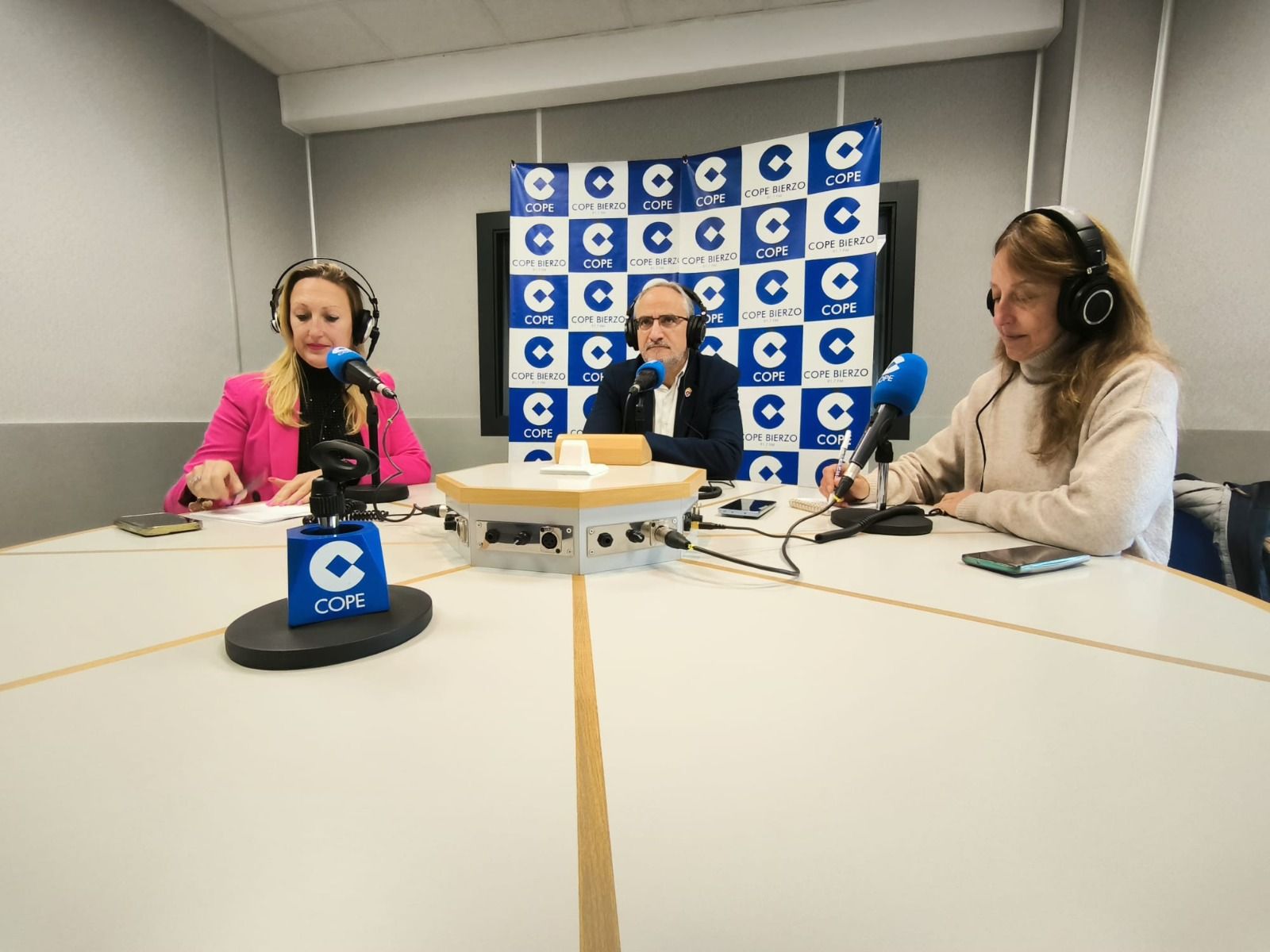 Tertulia Entre Nosotras con Olegario Ramón como invitado de la Cope Bierzo. 