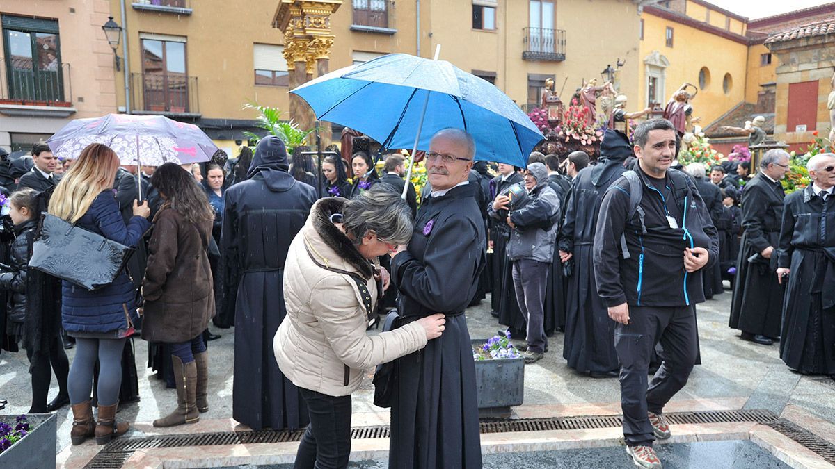 Imagen de archivo de una lluviosa procesión de Los Pasos de León. | DANIEL MARTÍN