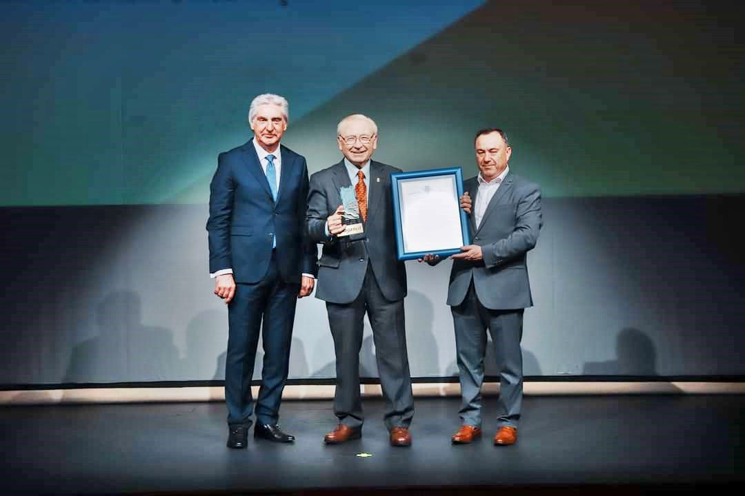 Martín Manceñido (c) durante la ceremonia de entrega del premio. | L.N.C.