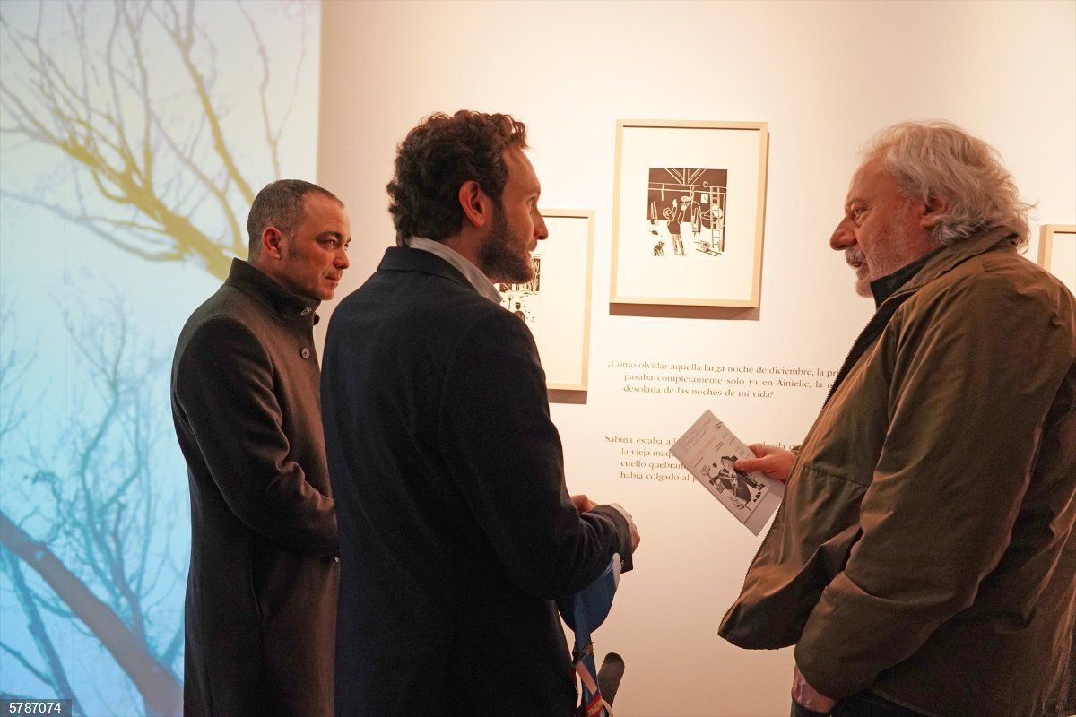 El escritor de Vegamián, Julio Llamazares, durante la inauguración.