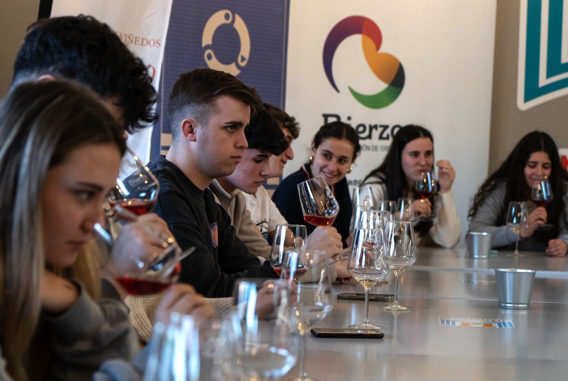 Un instante de la cata de vinos en las instalaciones del Campus de Ponferrada.