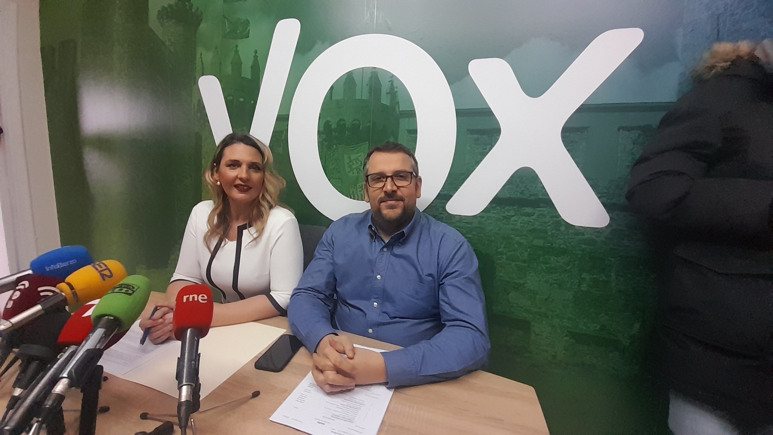 Los ediles de Vox en rueda de prensa, dando a conocer la postura que mantendrán de cara a la aprobación de los presupuestos. | MAR IGLESIAS