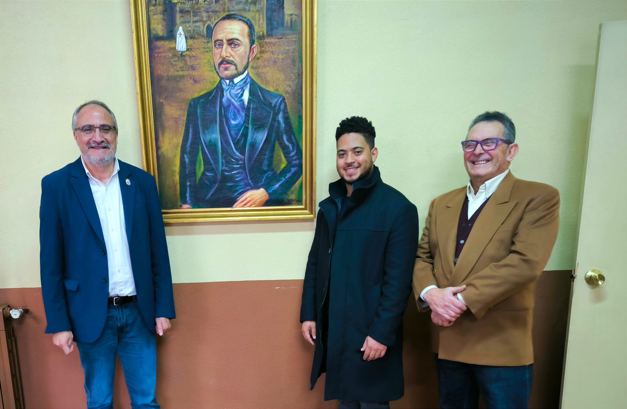 Entrega del cuadro al Ayuntamiento de Villafranca con el autor de la obra.