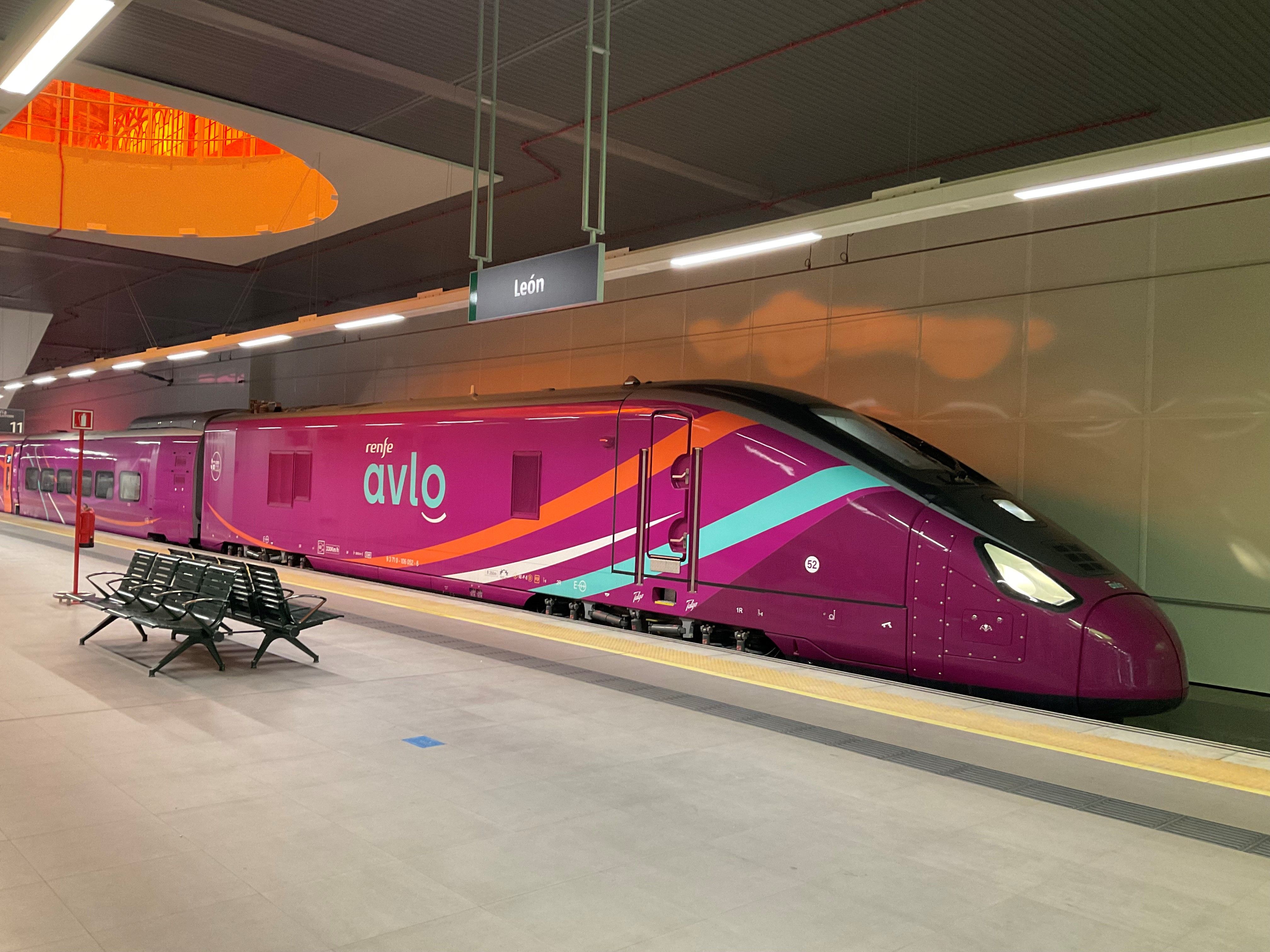 Imagen del tren S106 en su versión Avlo que pasó el martes por León. | RENFE