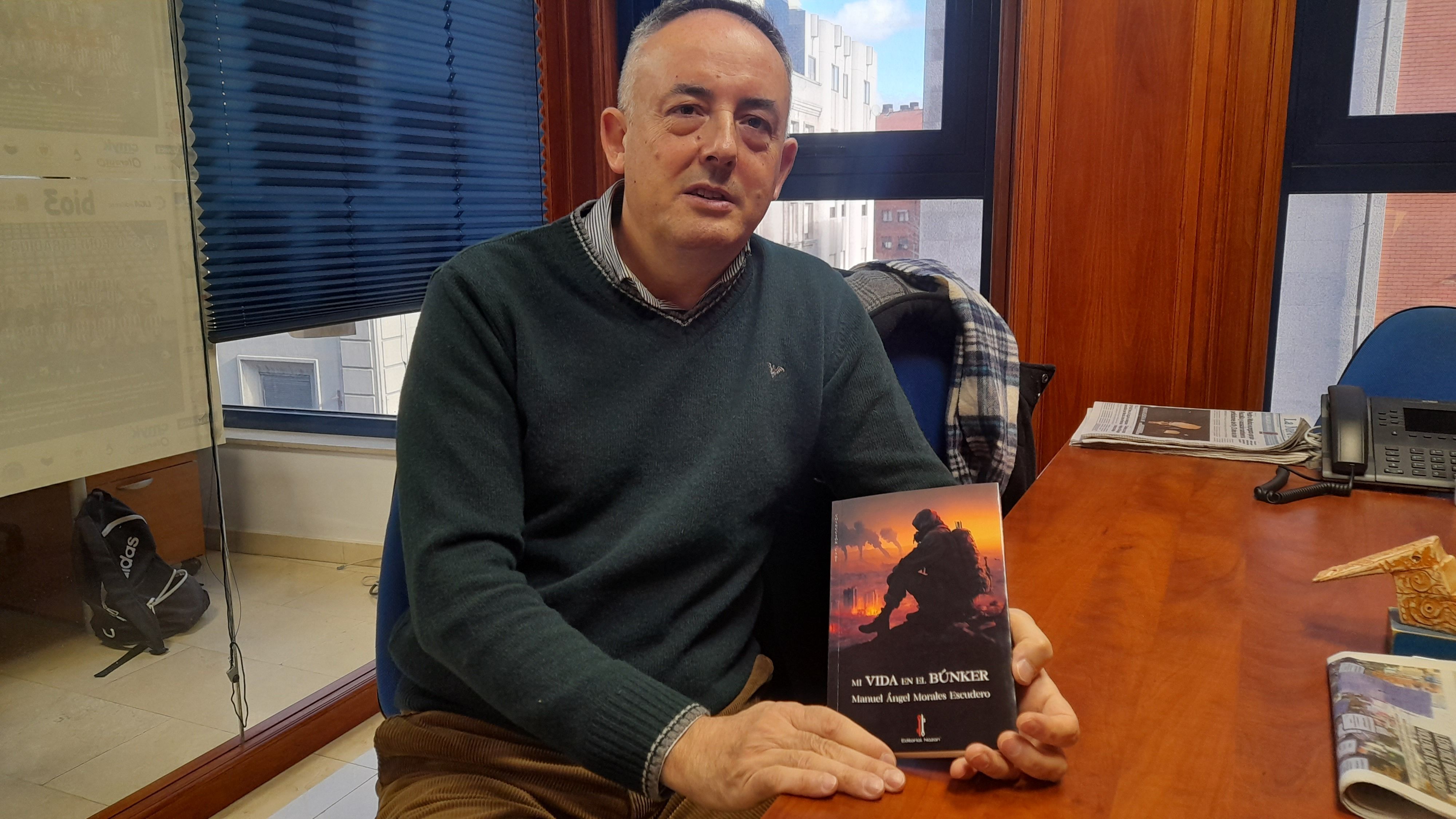 El autor del libro en la sede de La Nueva Crónica de Ponferrada. | MAR IGLESIAS