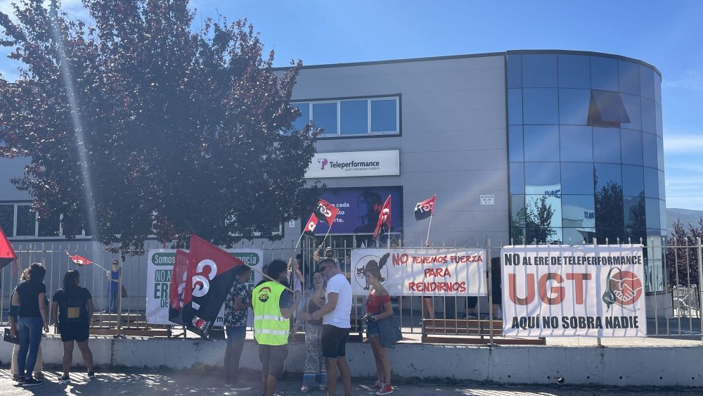 Una de las concentraciones frente a la sede de Teleperformance en Ponferrada. | Javier Fernández