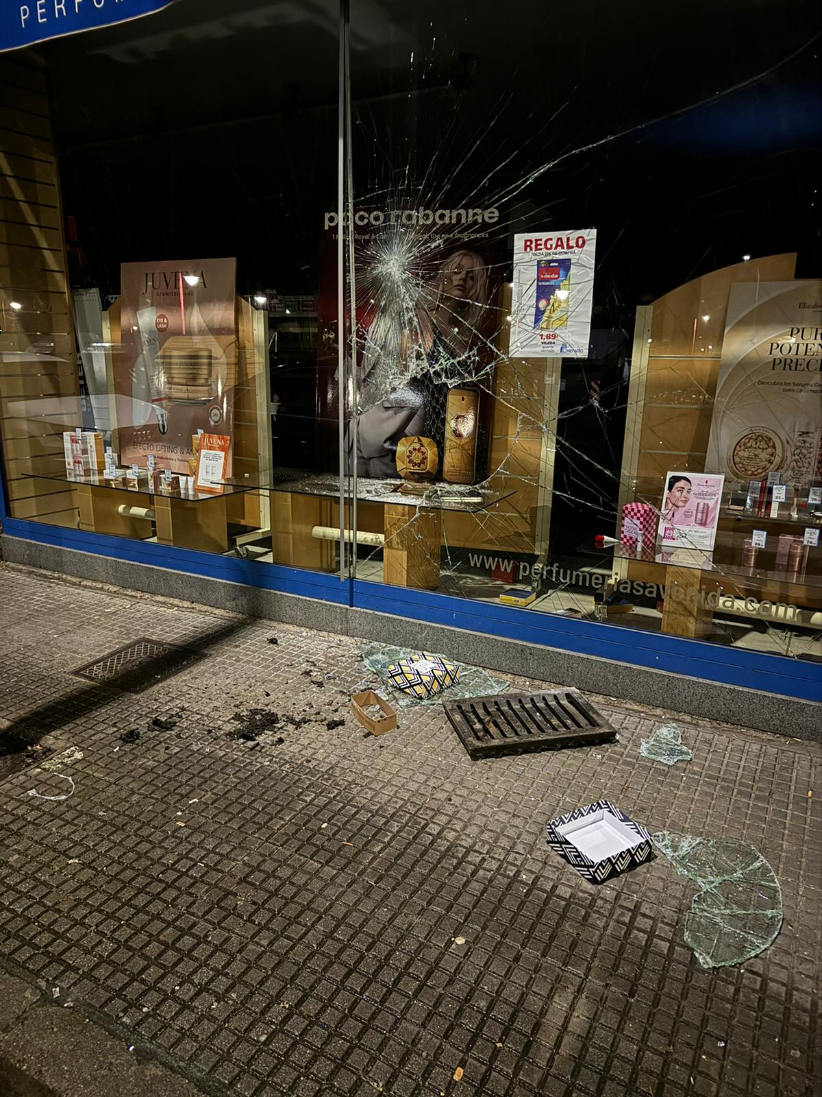 Imagen del escaparate tras el alcantarillazo. | L.N.C.