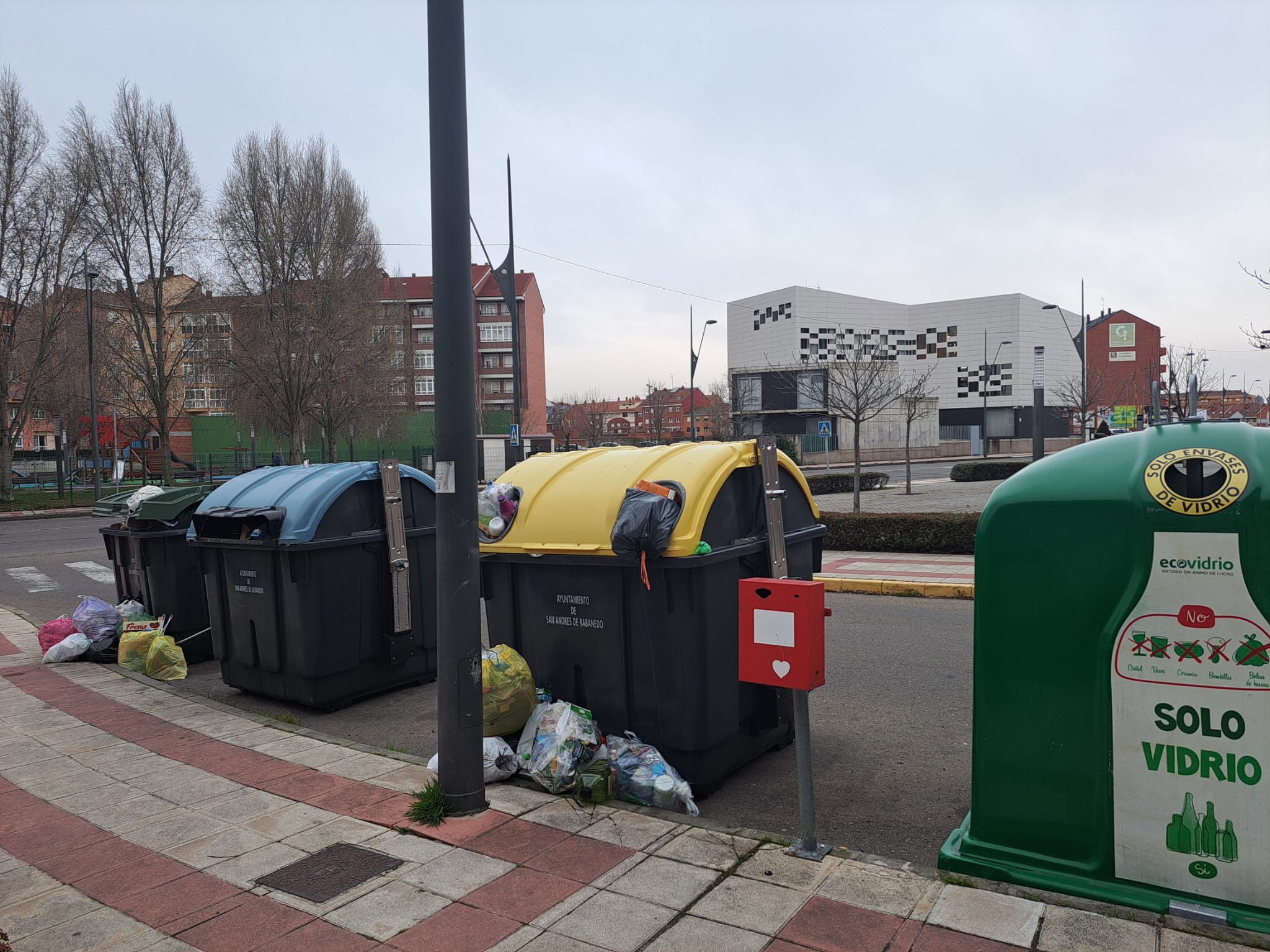 Bolsas de basura acumuladas fuera de los contendores en el municipio. | L.N.C.