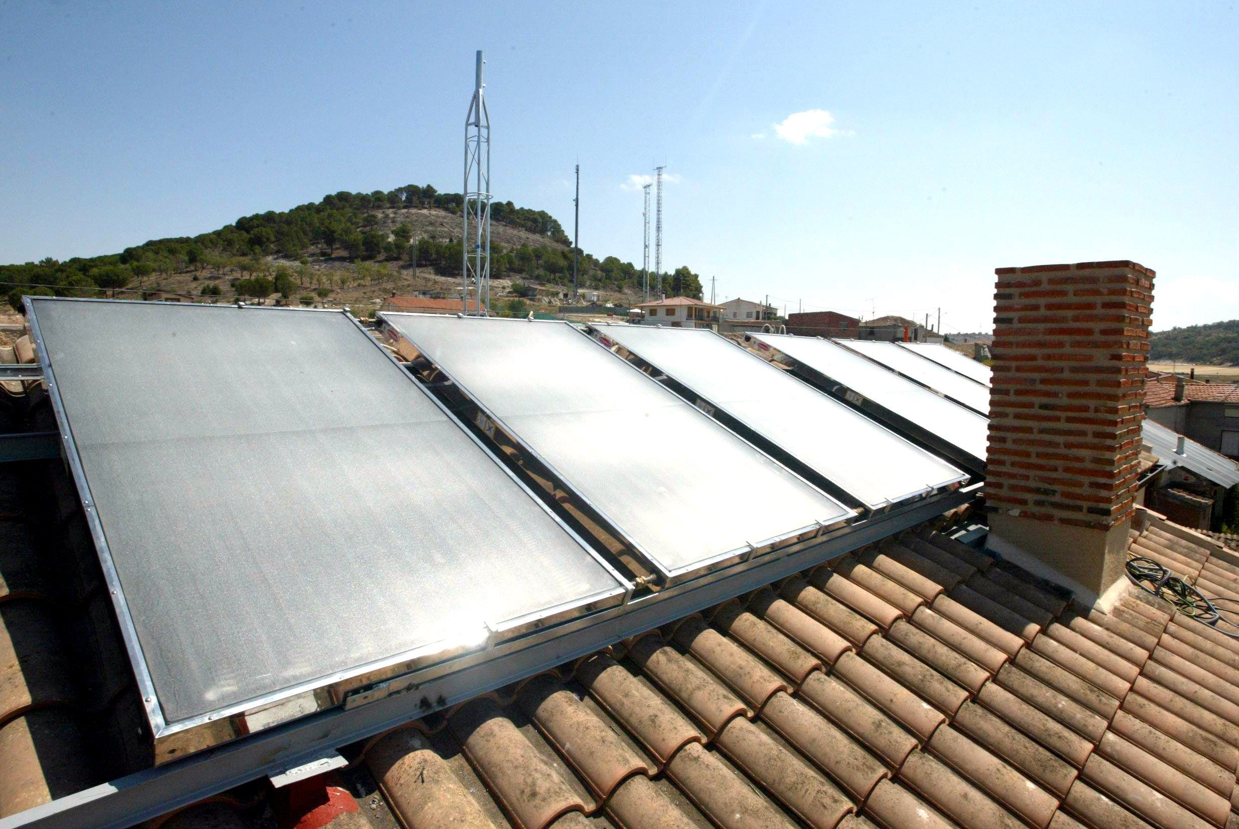 Paneles solares colocados en un edificio en una imagen de archivo. | Ical