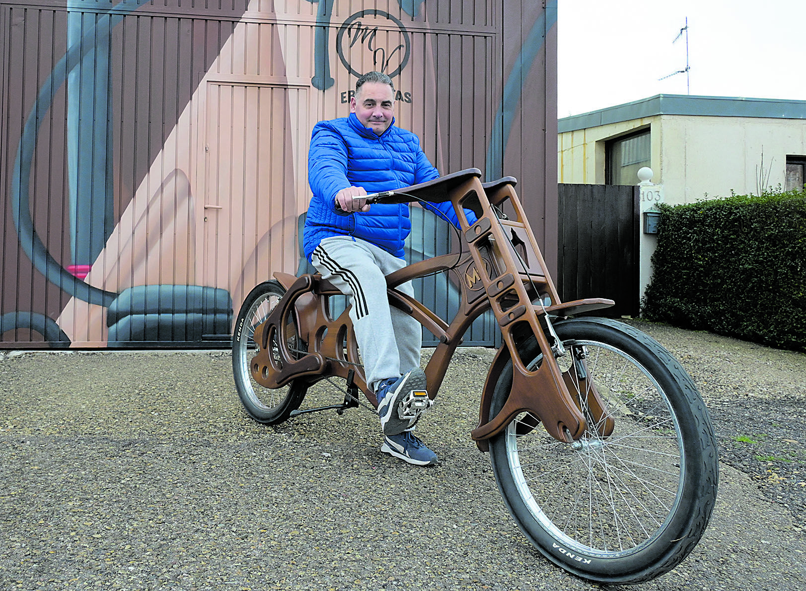 Fernando Villares ‘a lomos’ de la primera de las bicicletas de madera de una colección que ya tiene más de veinte modelos diferentes. | Mauricio Peña
