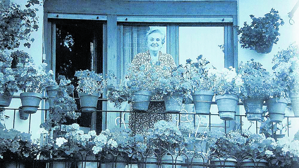 Pochi en la terraza de su casa lacianiega cultivando otra de sus pasiones, las flores, "para que el pueblo esté más guapo", decía Esperanza. | Revista El Mixto