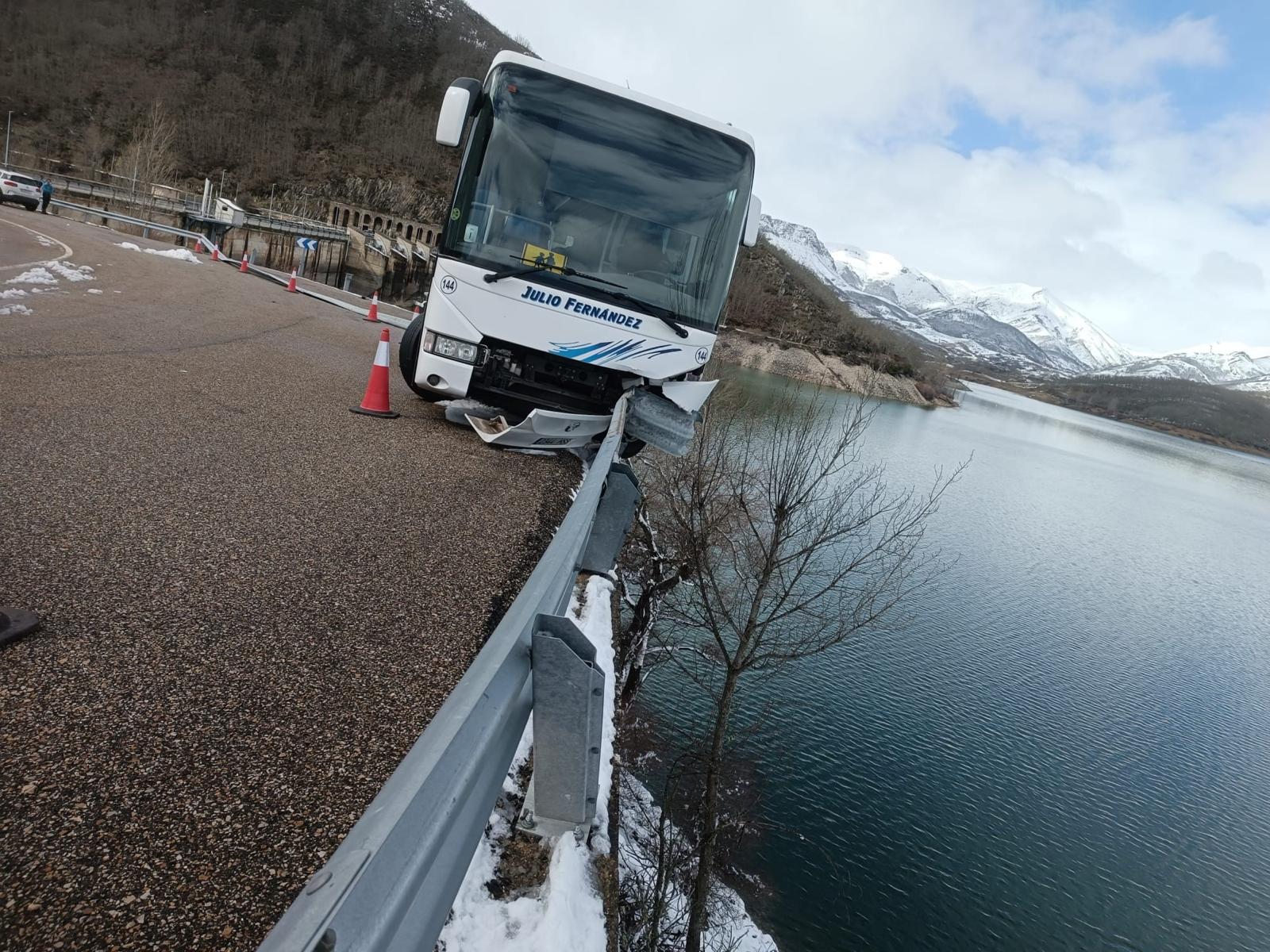 Imagen del autocar atravesado por la valla de seguridad en Boñar. | L.N.C.